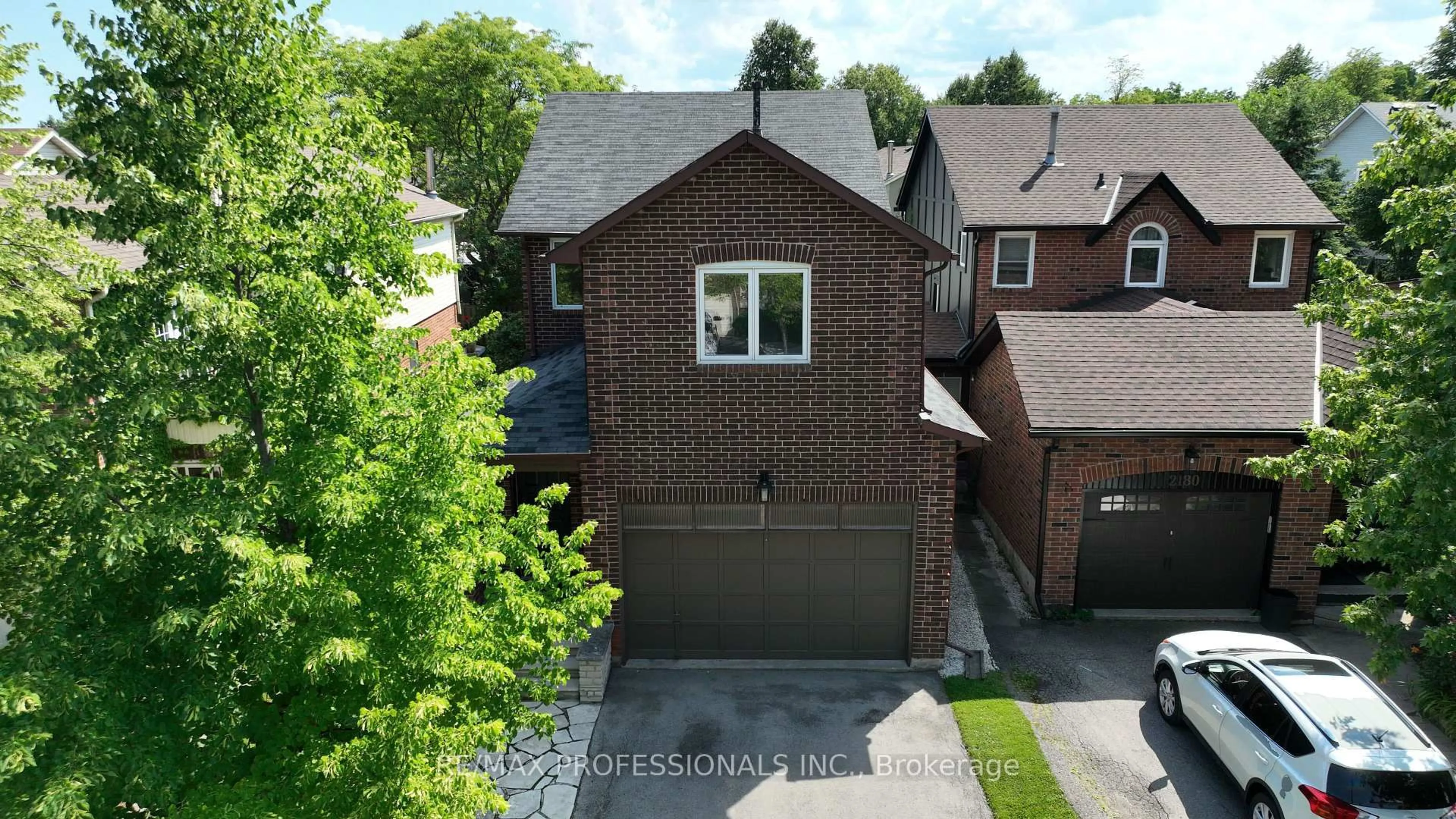 A pic from outside/outdoor area/front of a property/back of a property/a pic from drone, street for 2178 Madden Blvd, Oakville Ontario L6H 3M2