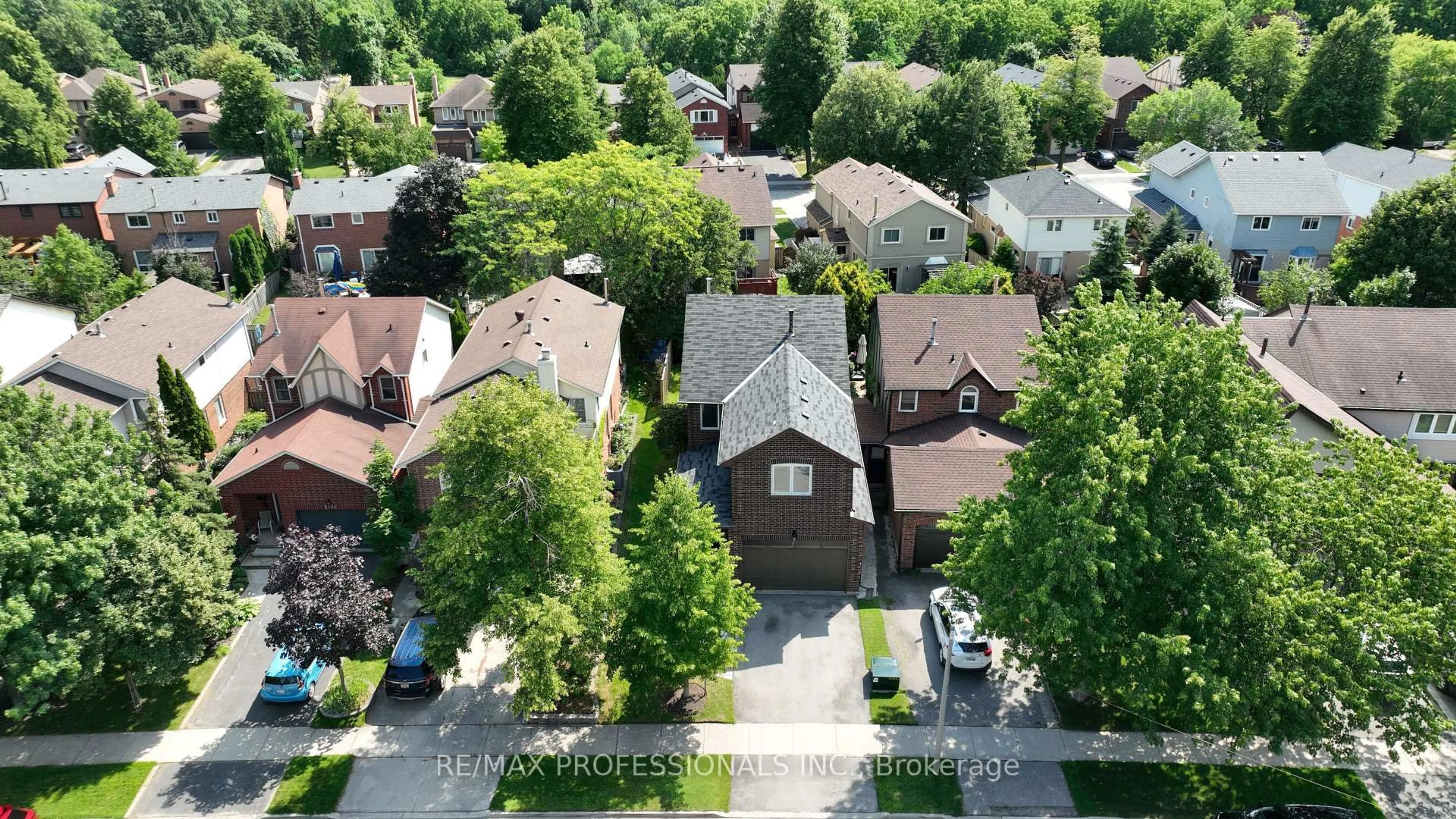 A pic from outside/outdoor area/front of a property/back of a property/a pic from drone, street for 2178 Madden Blvd, Oakville Ontario L6H 3M2