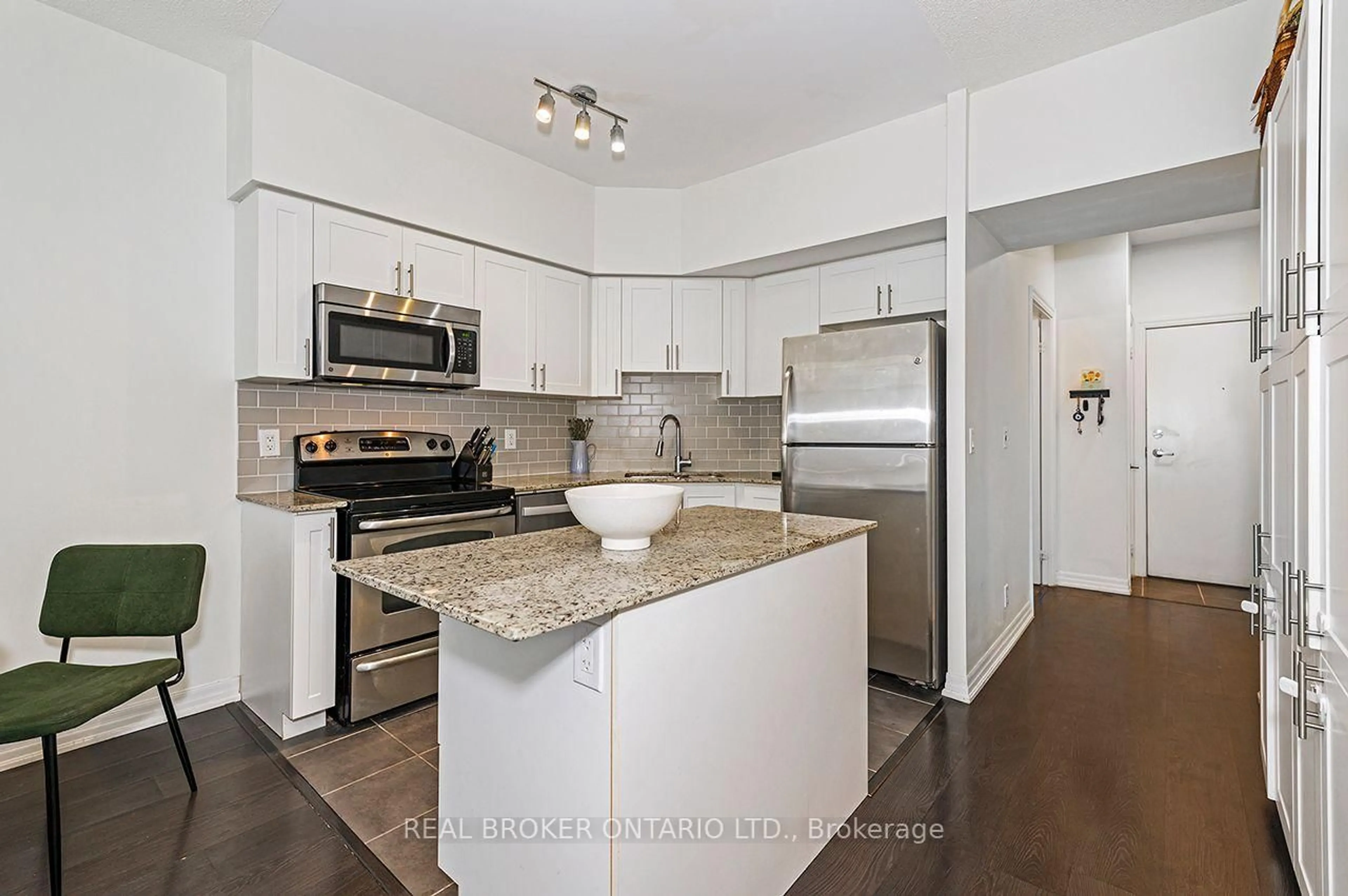 Open concept kitchen, unknown for 1940 Ironstone Dr #403, Burlington Ontario L7L 0E4