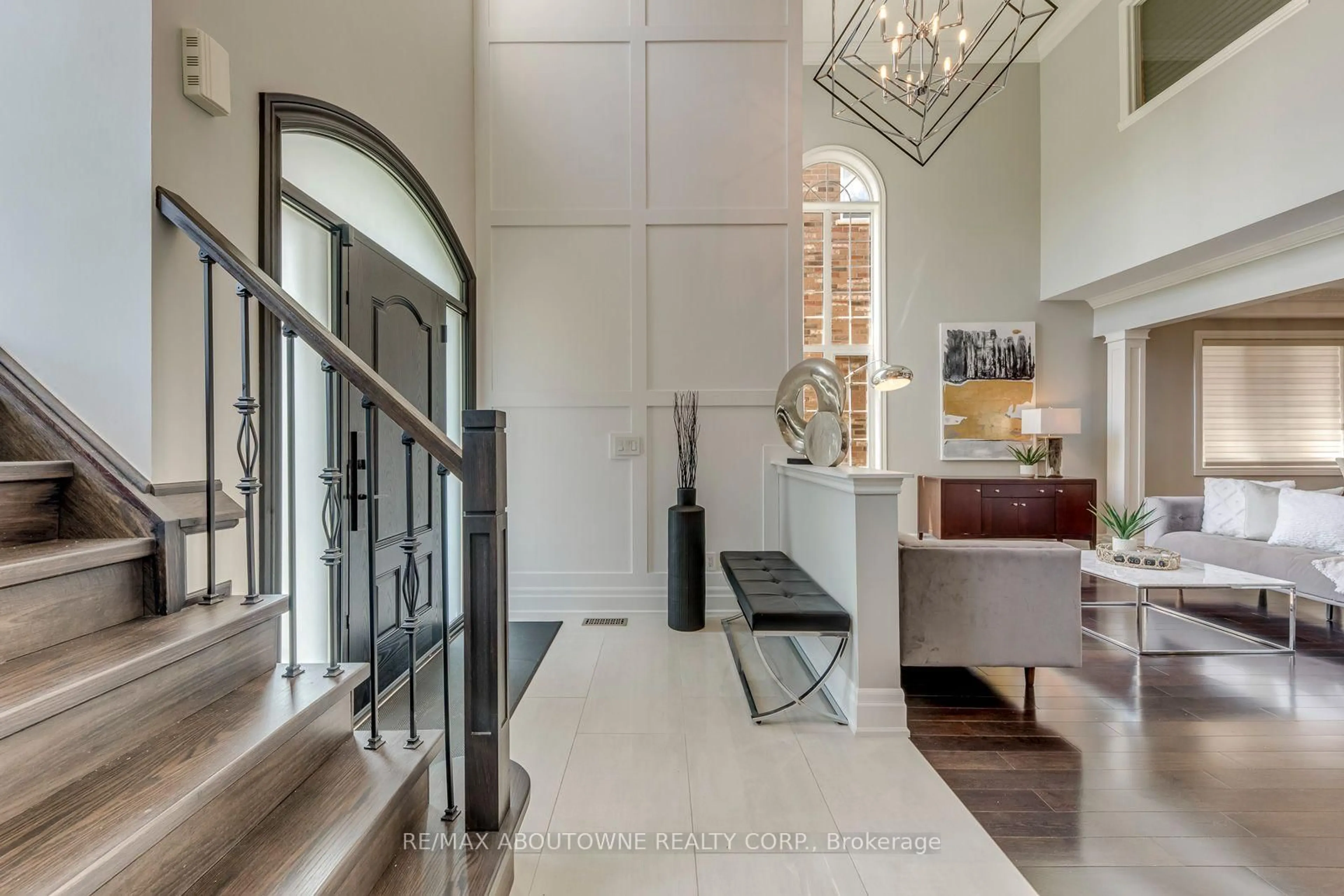 Indoor entryway for 2067 Helmsley Ave, Oakville Ontario L6M 4R5