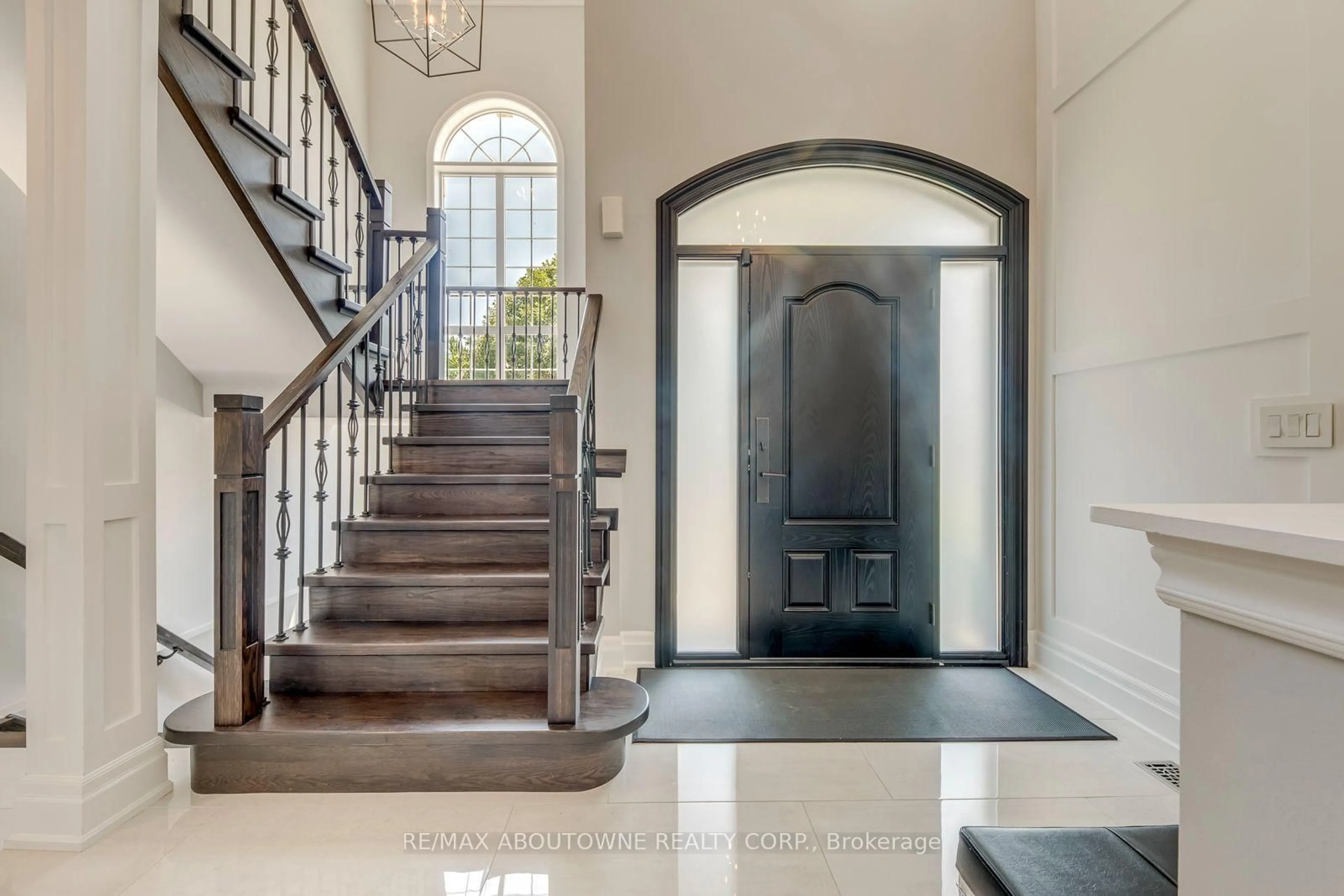 Indoor entryway for 2067 Helmsley Ave, Oakville Ontario L6M 4R5