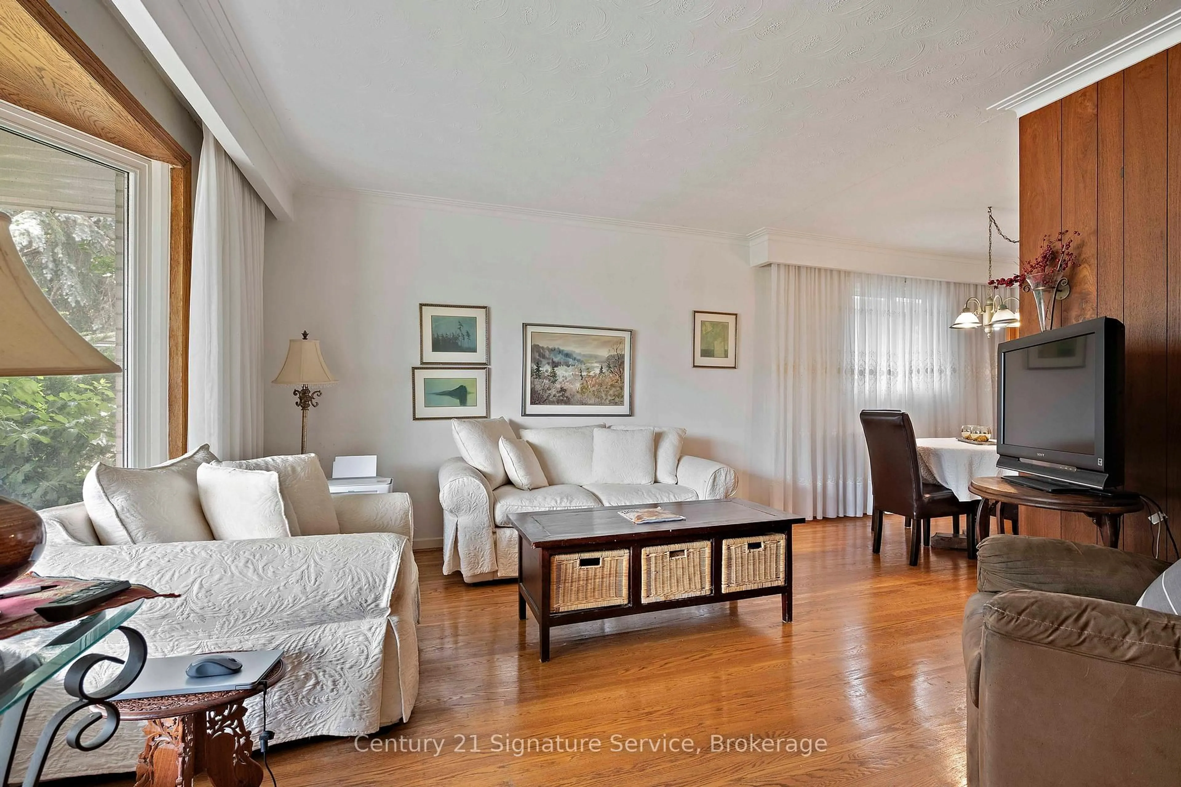 Living room with furniture, wood/laminate floor for 2150 Greenhurst Ave, Mississauga Ontario L4X 1J6