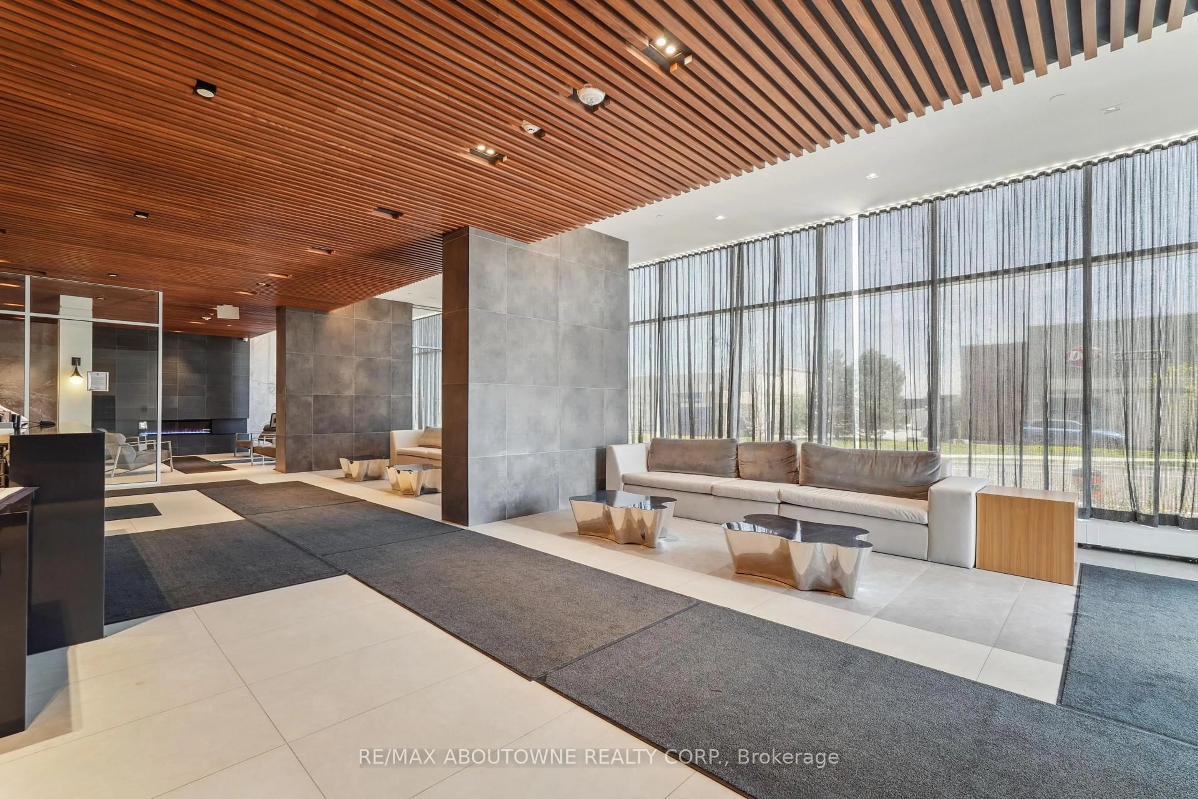 Indoor foyer for 297 Oak Walk Dr #1605, Oakville Ontario L6H 3R6