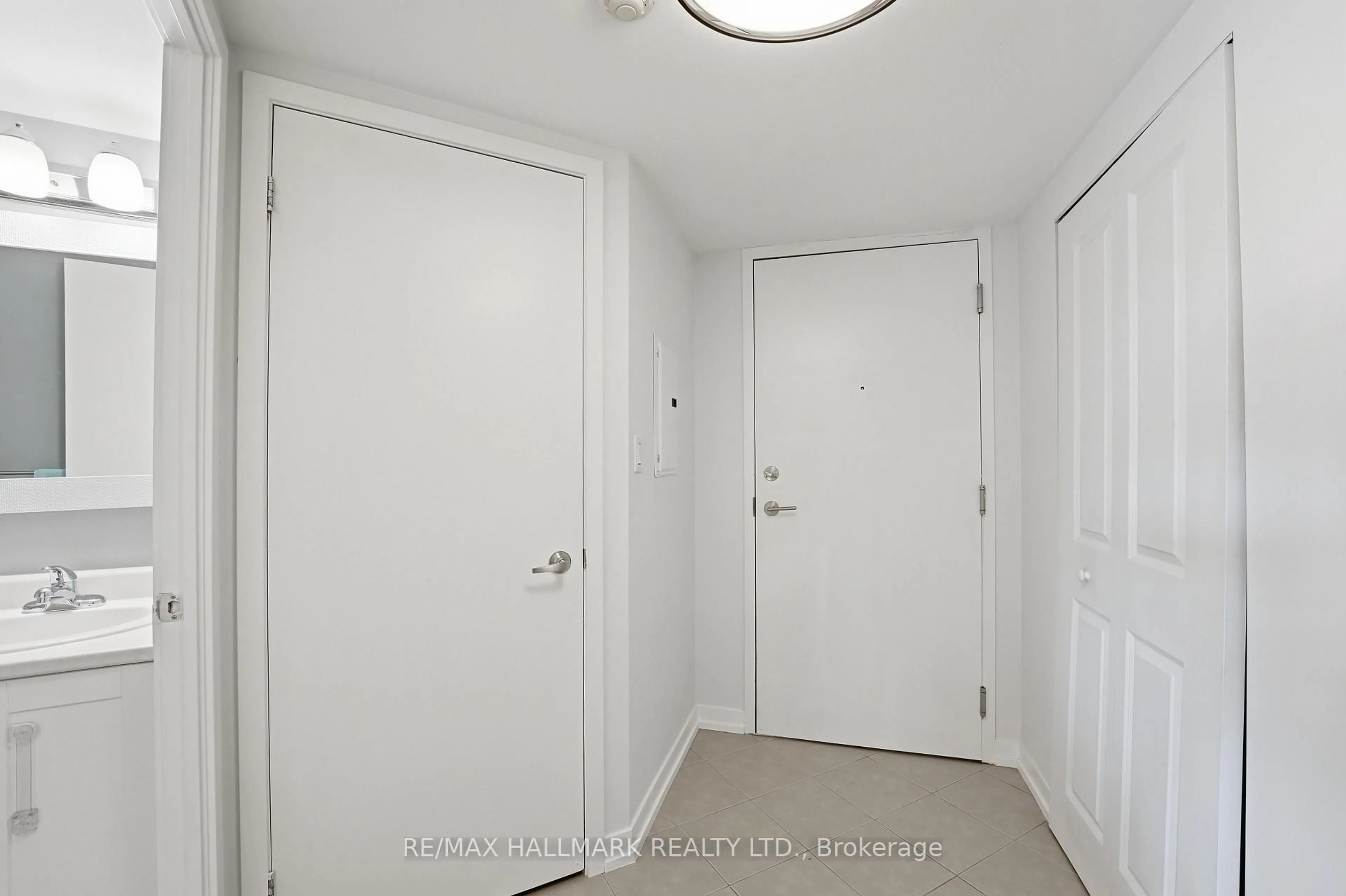 Indoor entryway for 816 Lansdowne Ave #118, Toronto Ontario M6H 4K6