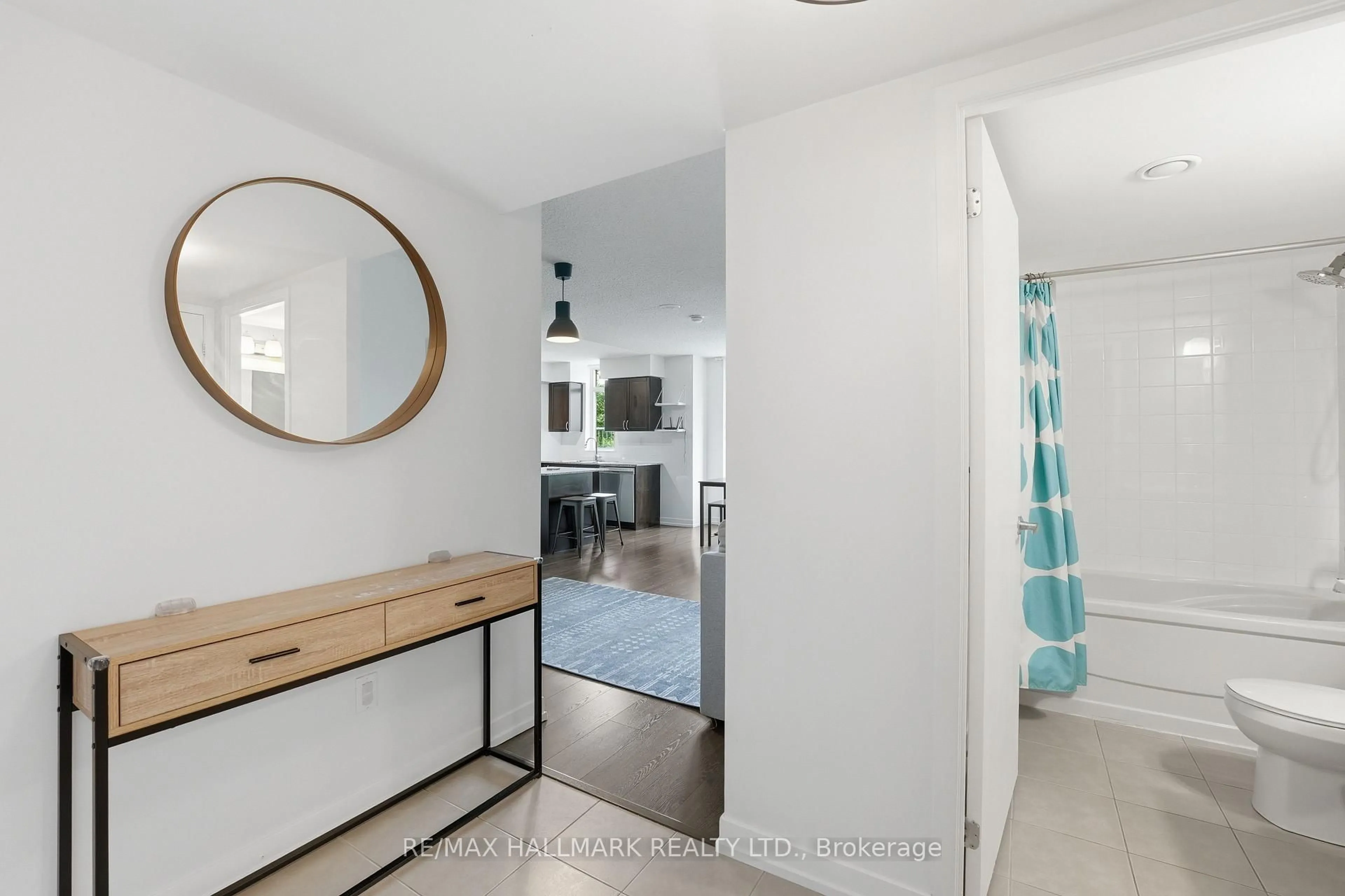 Indoor entryway for 816 Lansdowne Ave #118, Toronto Ontario M6H 4K6
