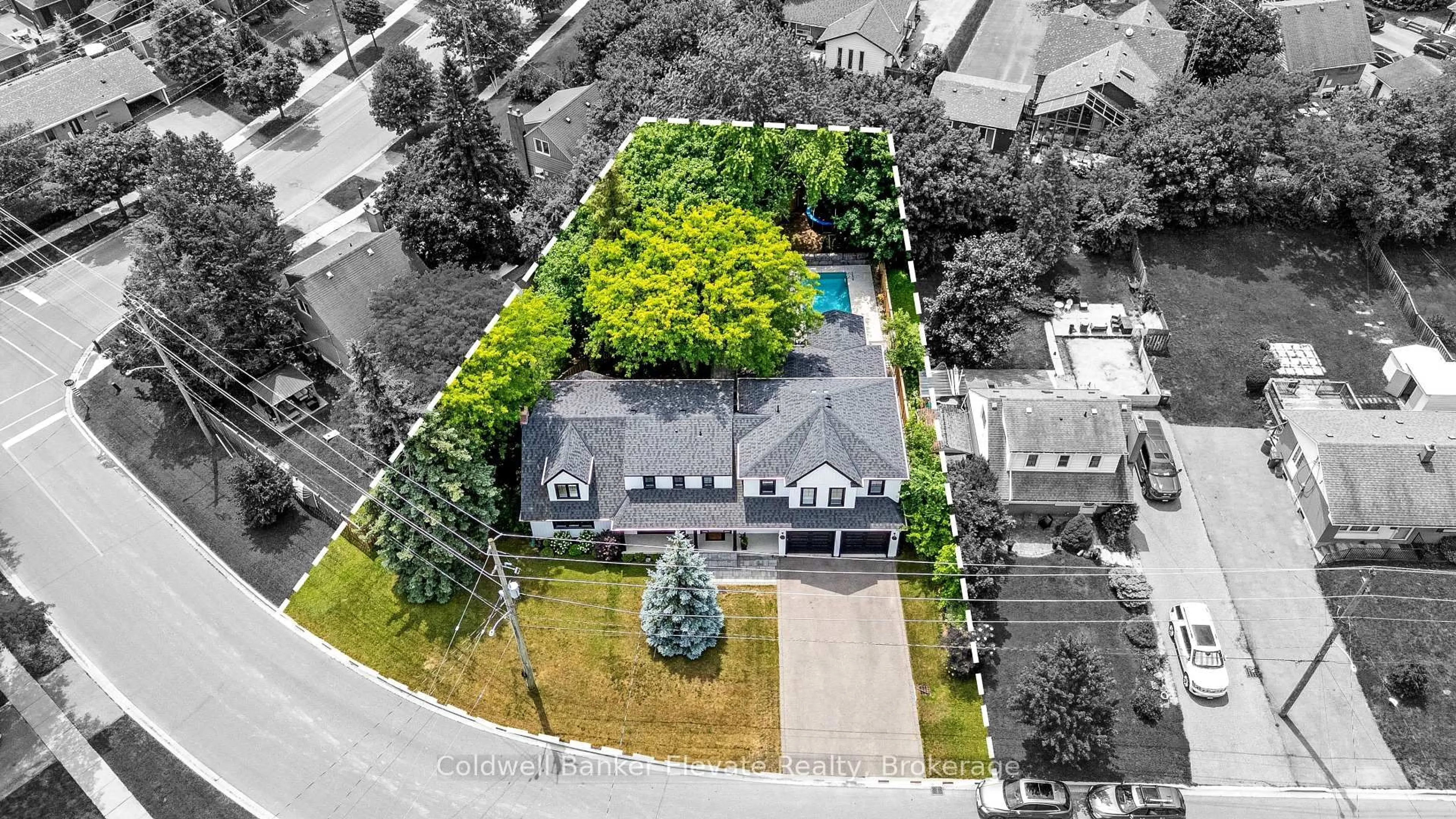 A pic from outside/outdoor area/front of a property/back of a property/a pic from drone, street for 244 Bell St, Milton Ontario L9T 2A9