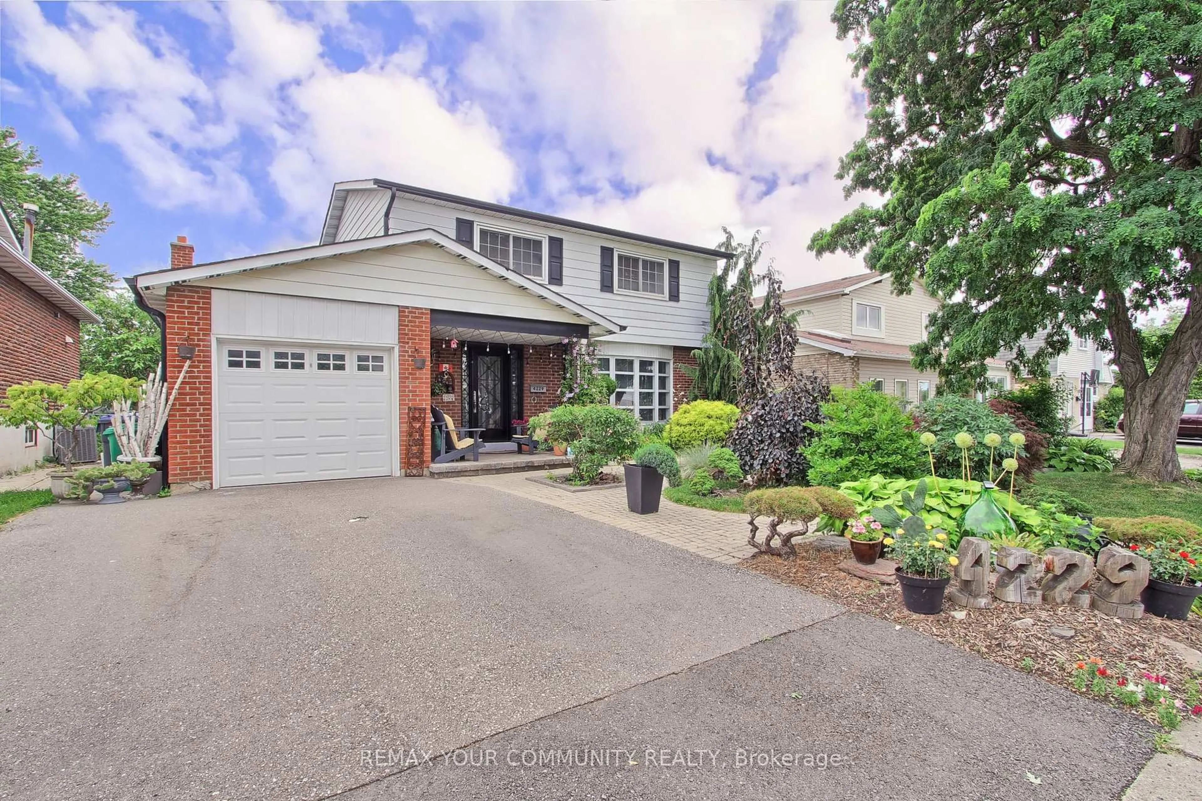 Unknown for 4229 Brandon Gate Dr, Mississauga Ontario L4T 3K3