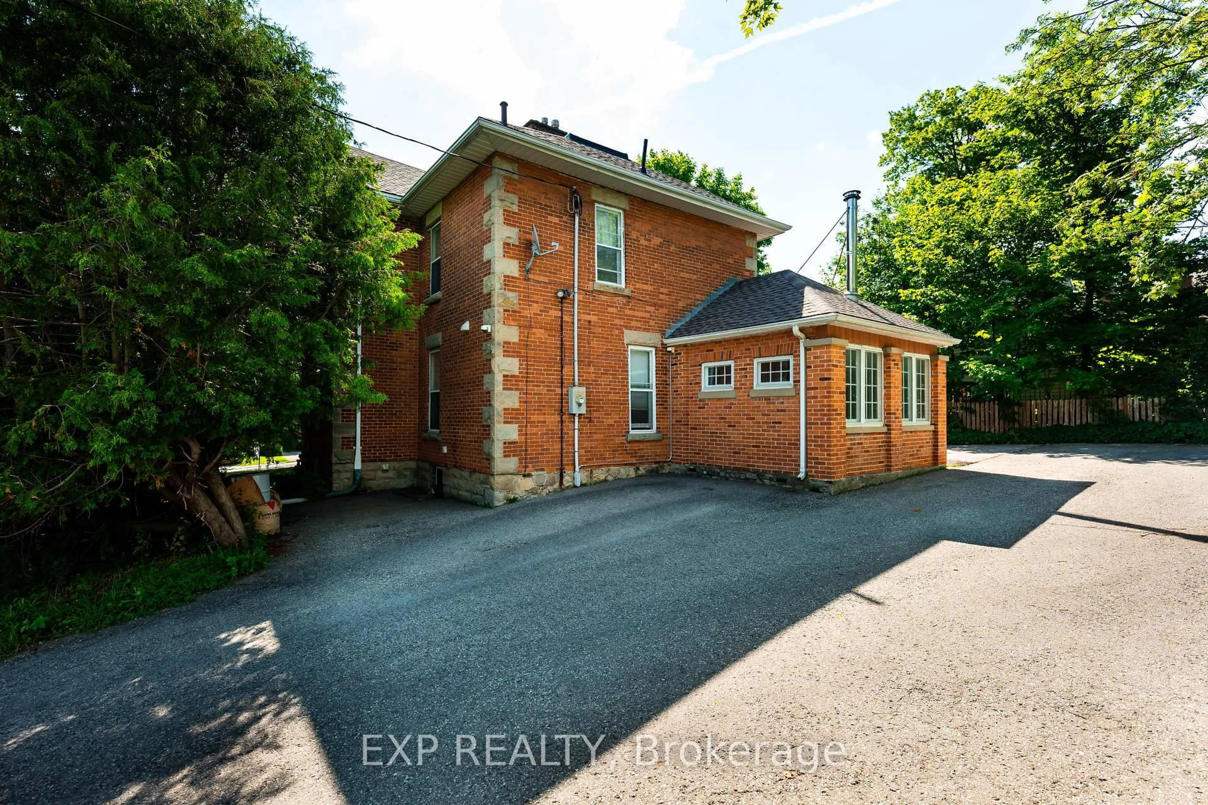 A pic from outside/outdoor area/front of a property/back of a property/a pic from drone, street for 52 First St, Orangeville Ontario L9W 2E2