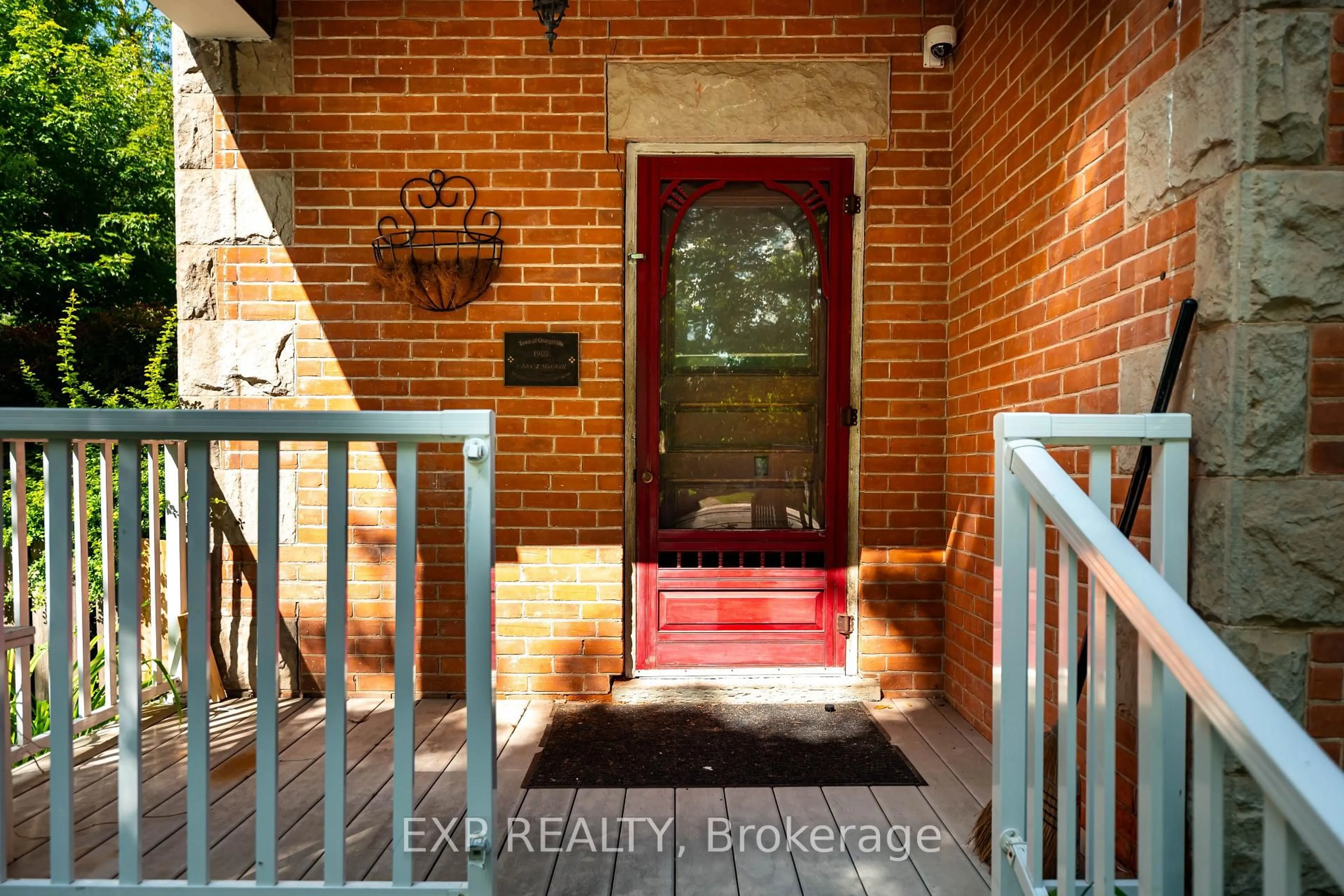 Indoor entryway for 52 First St, Orangeville Ontario L9W 2E2