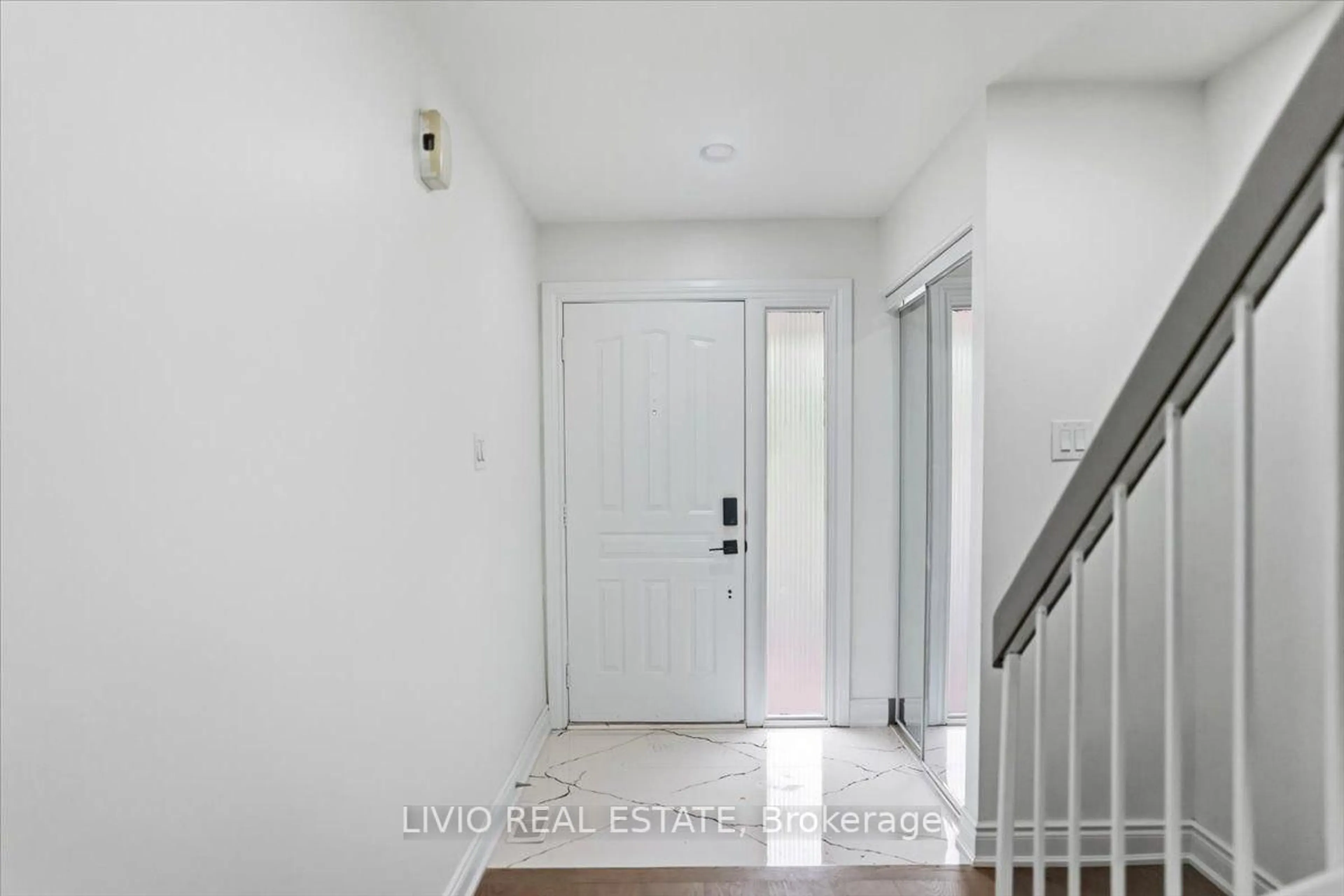 Indoor entryway for 4002 Brandon Gate Dr, Mississauga Ontario L4T 3N4