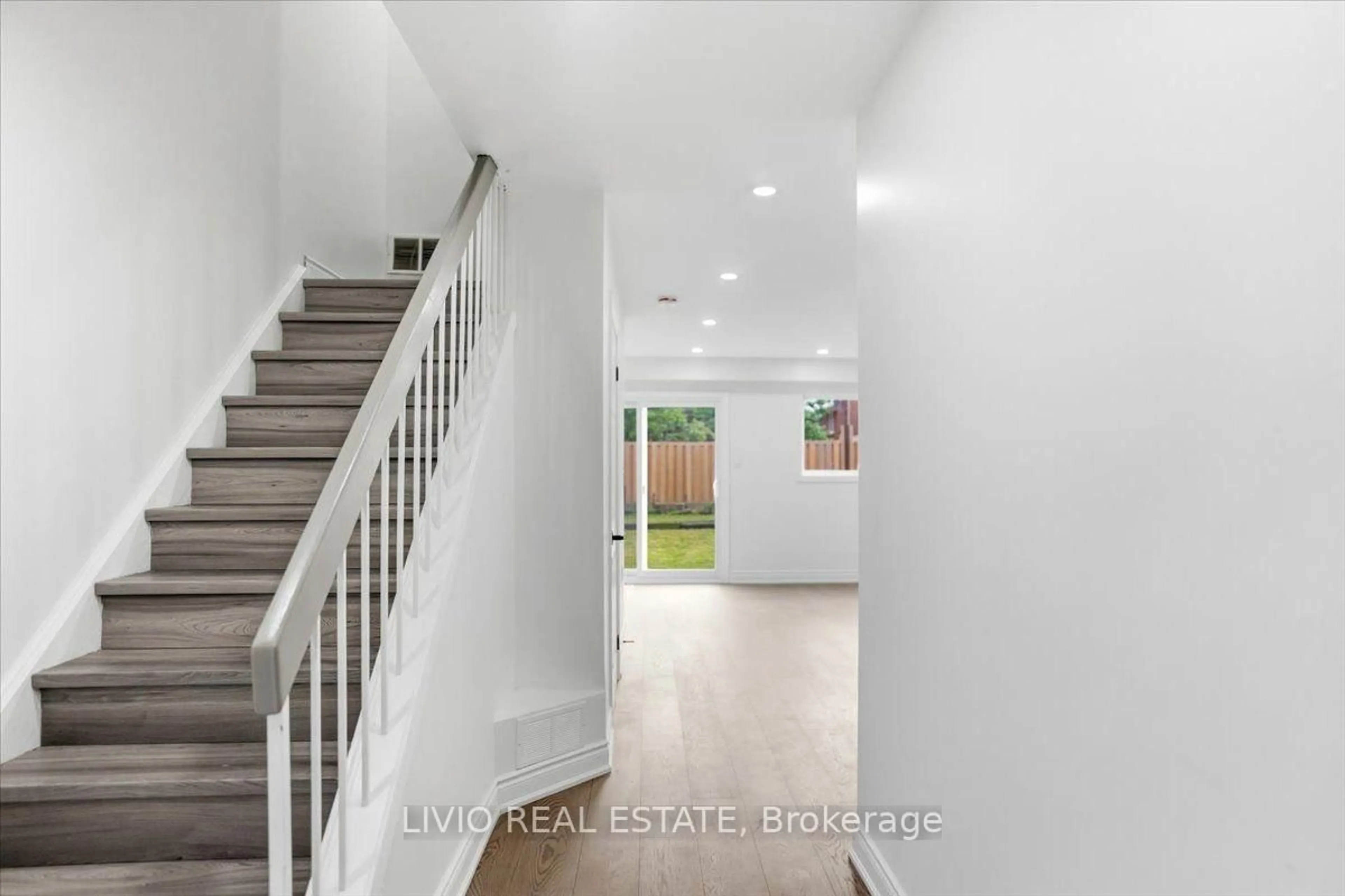 Indoor entryway for 4002 Brandon Gate Dr, Mississauga Ontario L4T 3N4
