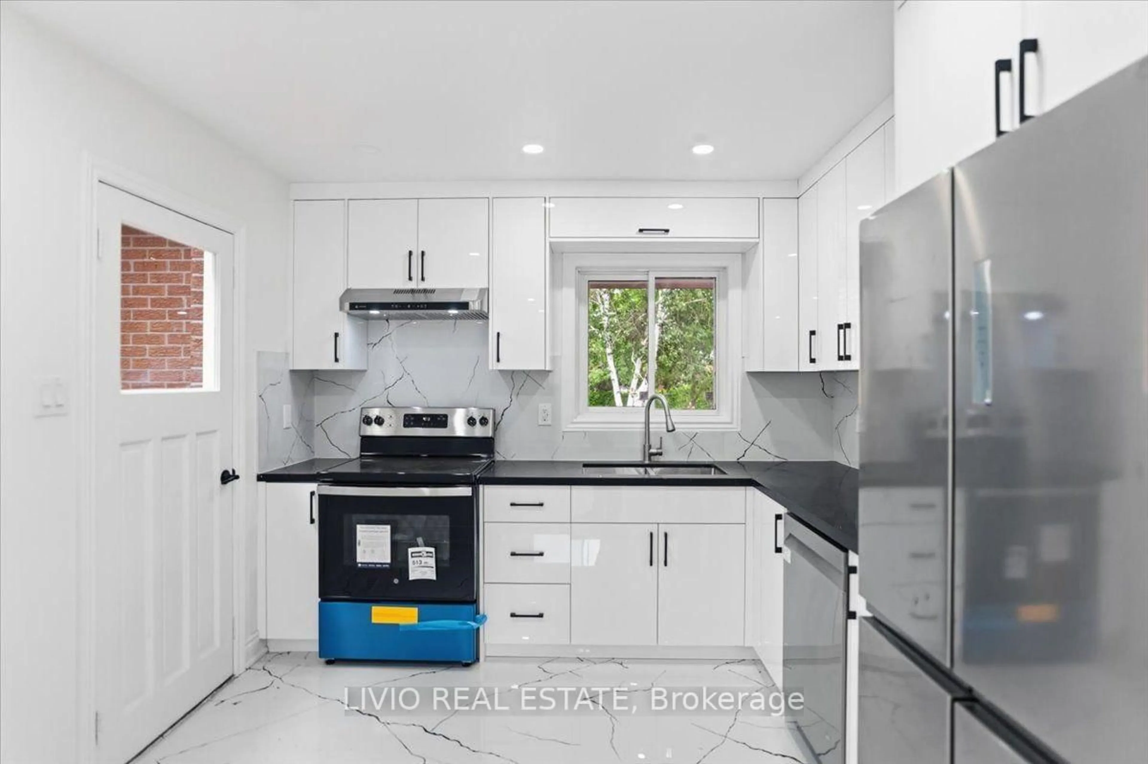 Standard kitchen, ceramic/tile floor for 4002 Brandon Gate Dr, Mississauga Ontario L4T 3N4