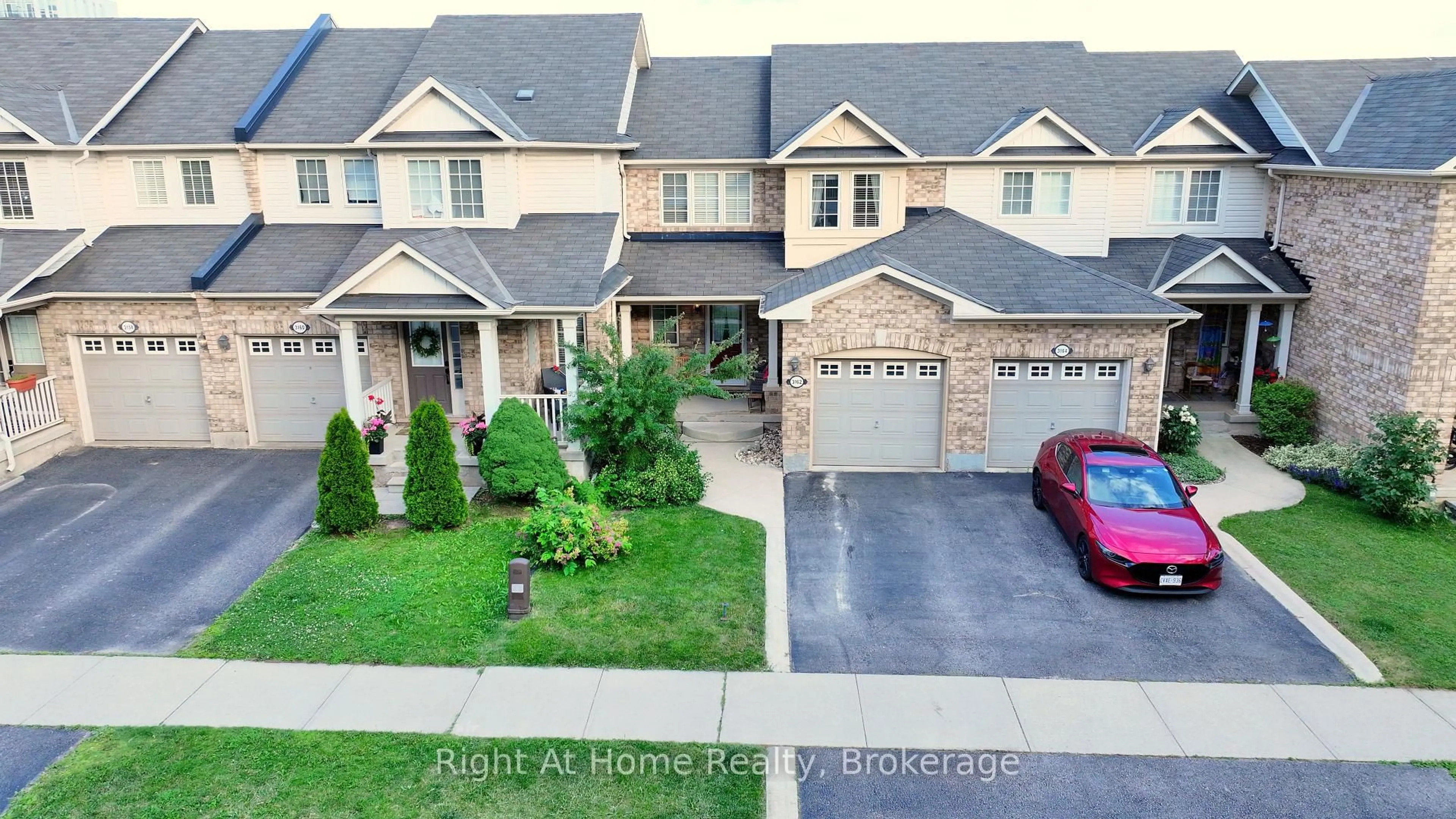 A pic from outside/outdoor area/front of a property/back of a property/a pic from drone, street for 3162 Stornoway Circ, Oakville Ontario L6M 5H8