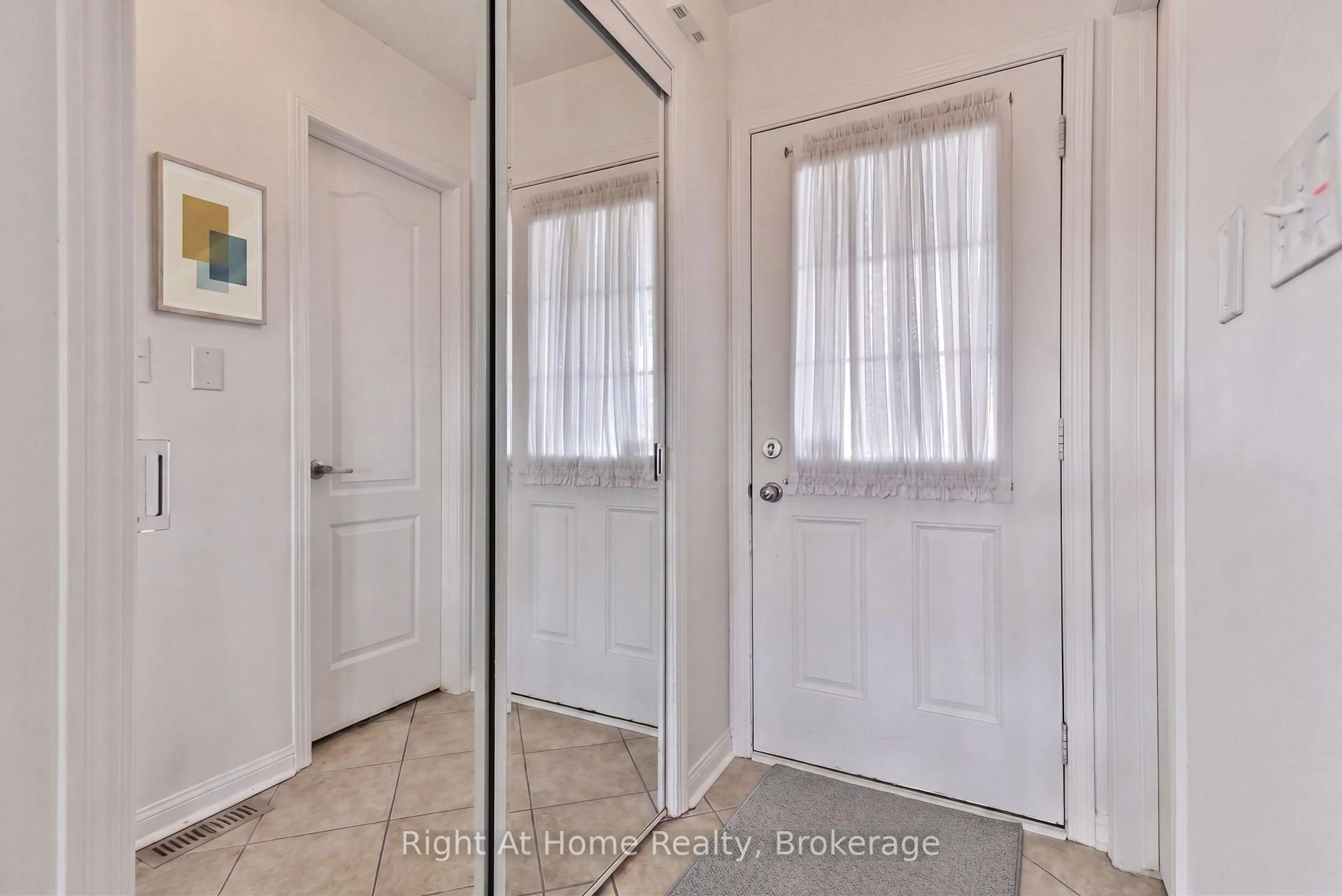 Indoor entryway for 3162 Stornoway Circ, Oakville Ontario L6M 5H8