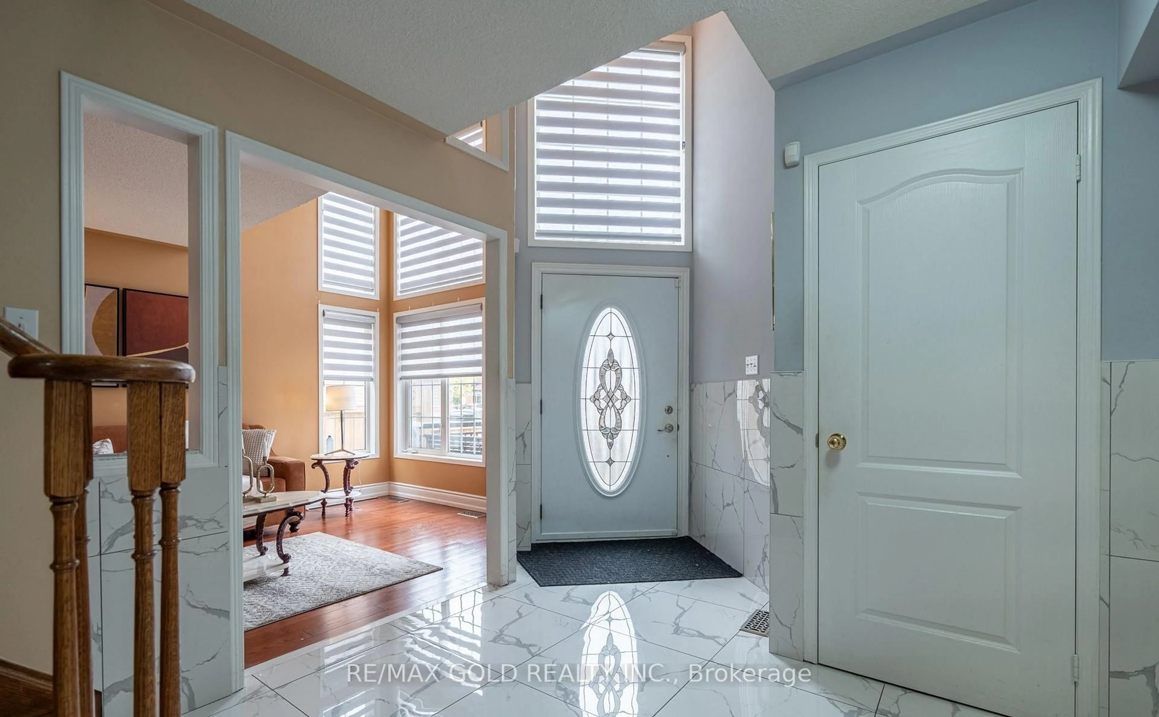 Indoor entryway for 104 Sunny Meadow Blvd, Brampton Ontario L6R 2C5