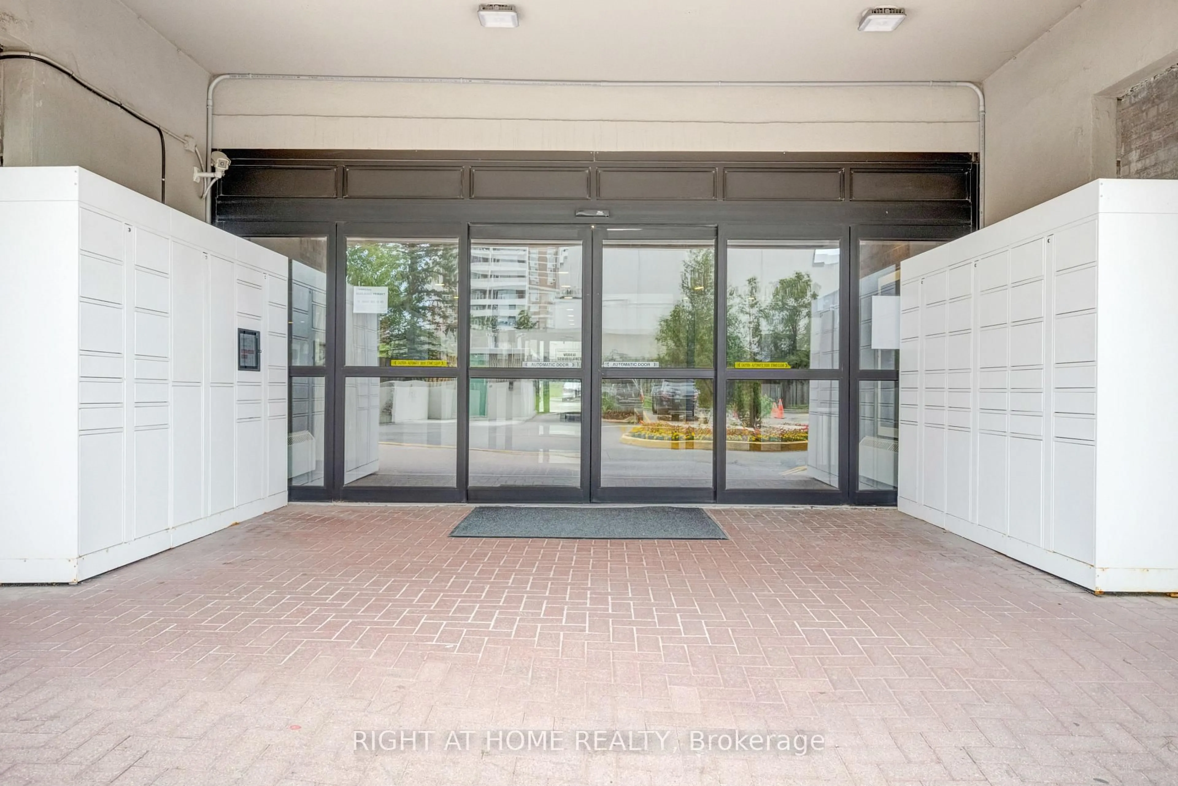 Indoor foyer for 3390 Weston Rd #708, Toronto Ontario M9M 2X3