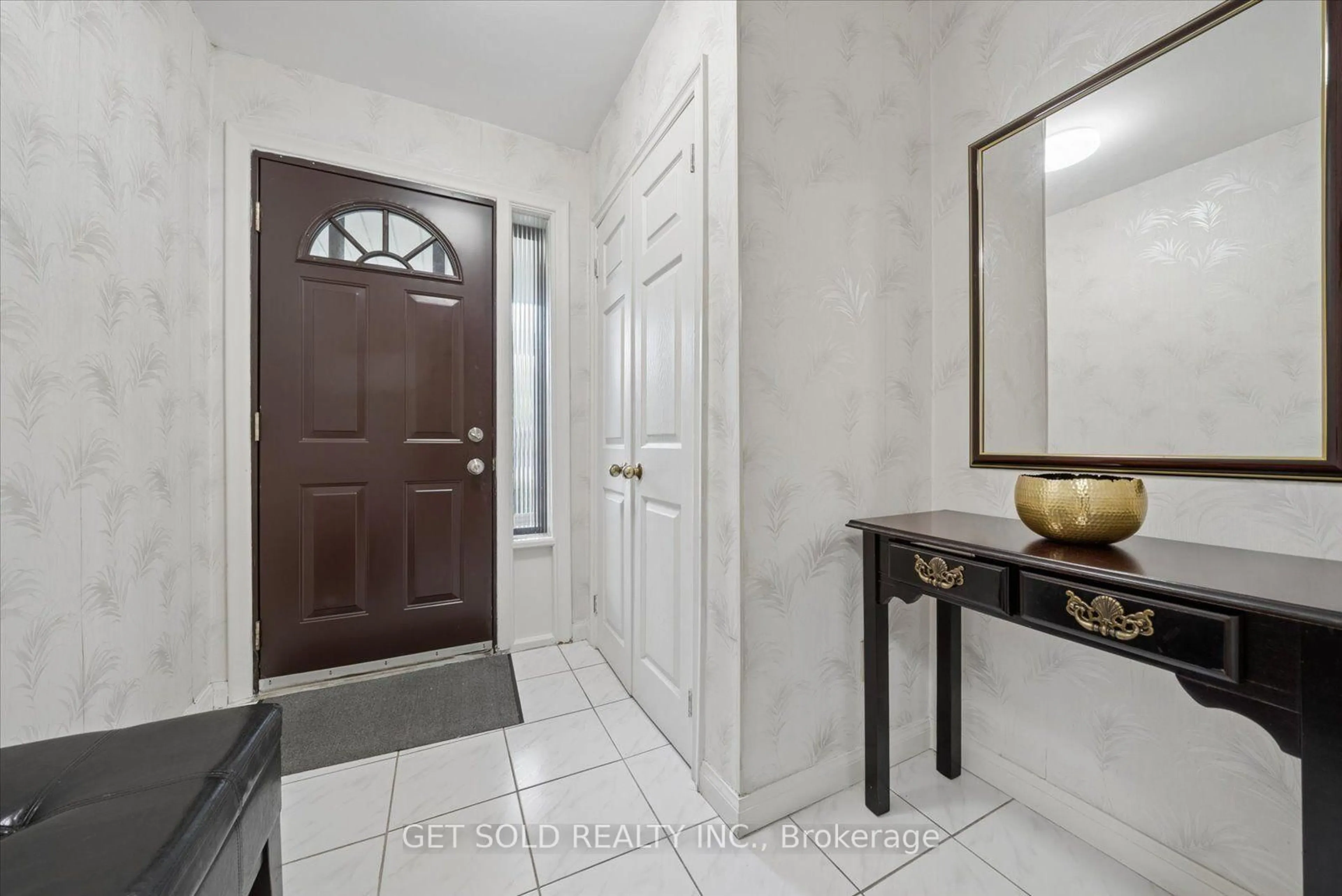Indoor entryway for 129 Riverhead Dr, Toronto Ontario M9W 4H1