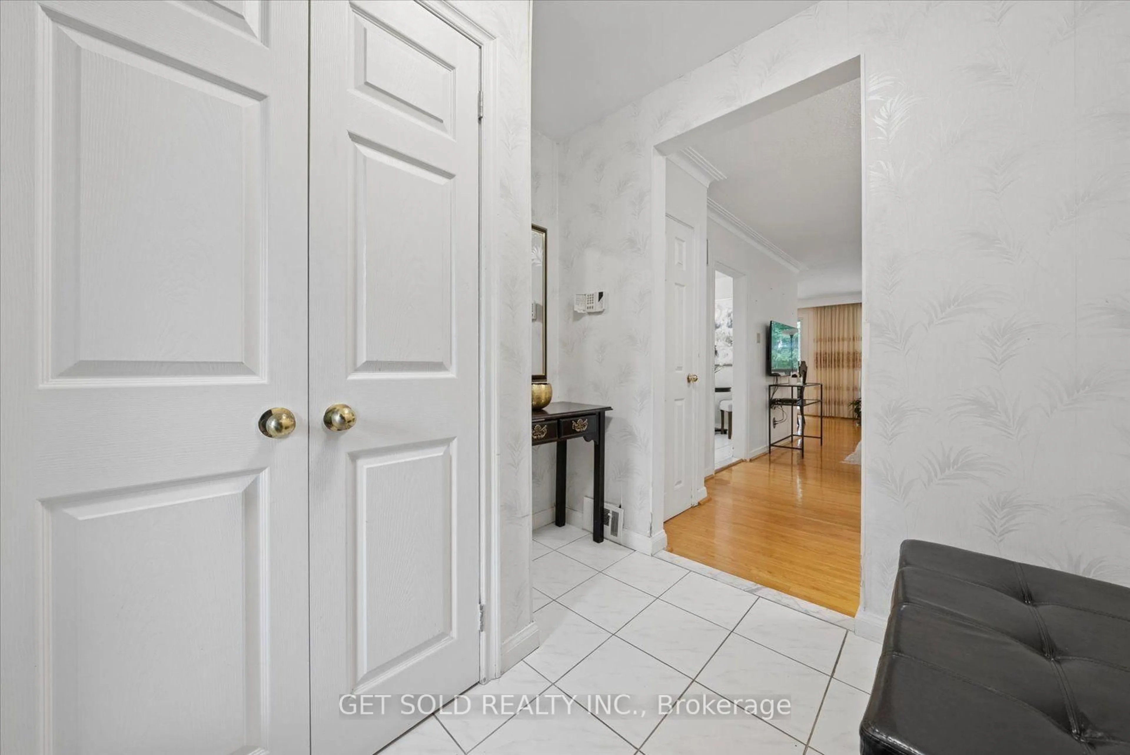 Indoor entryway for 129 Riverhead Dr, Toronto Ontario M9W 4H1
