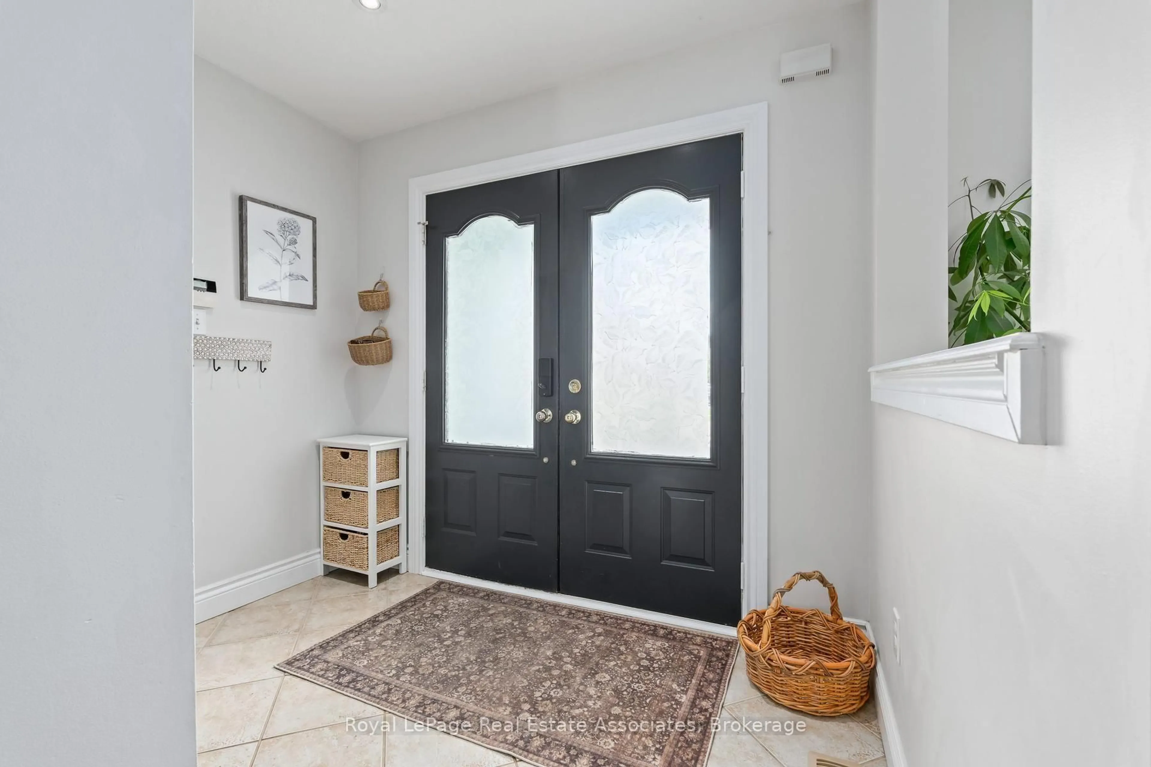 Indoor entryway for 62 Somerville Rd, Halton Hills Ontario L7J 2Z7