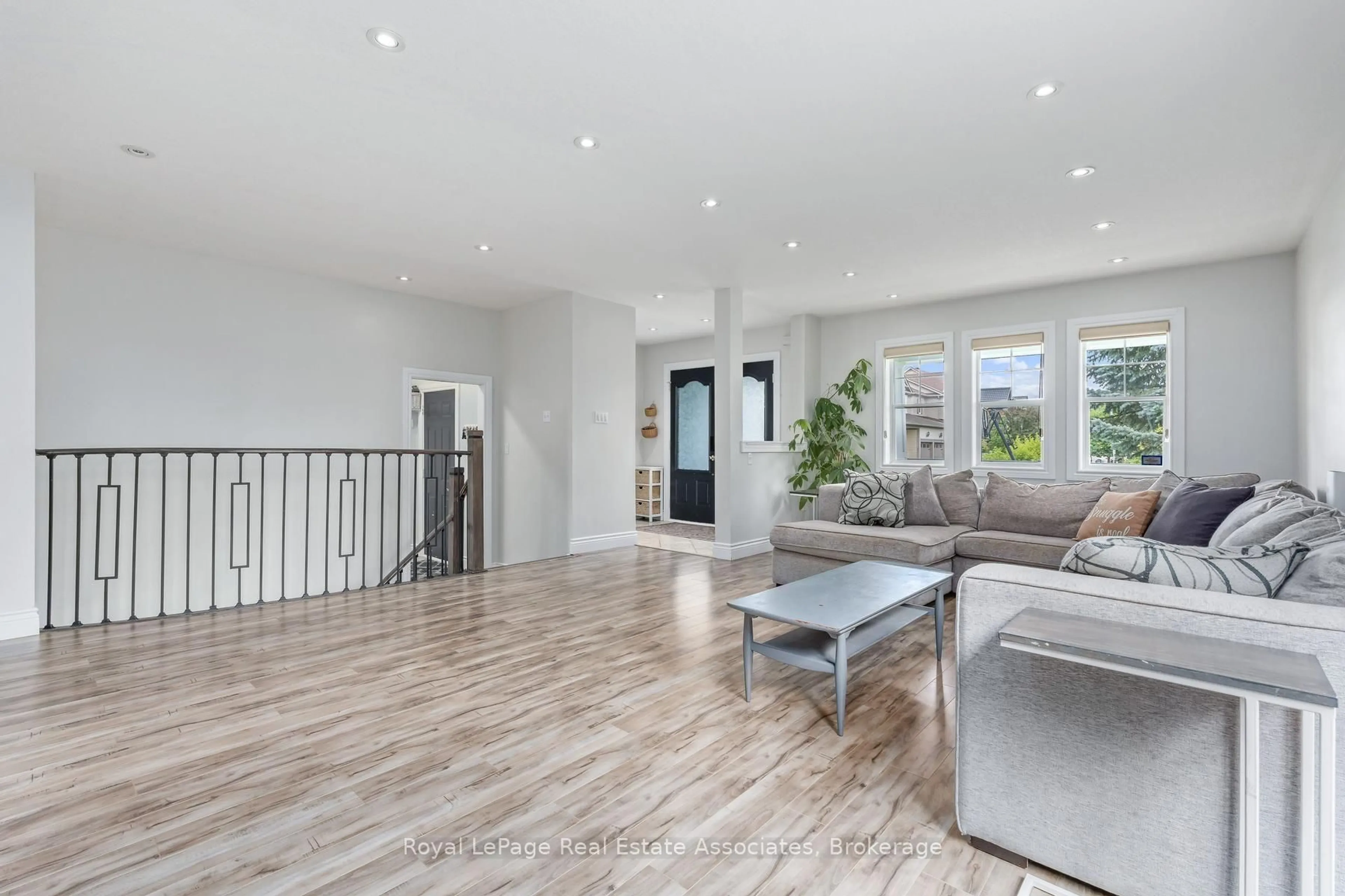 Living room with furniture, unknown for 62 Somerville Rd, Halton Hills Ontario L7J 2Z7
