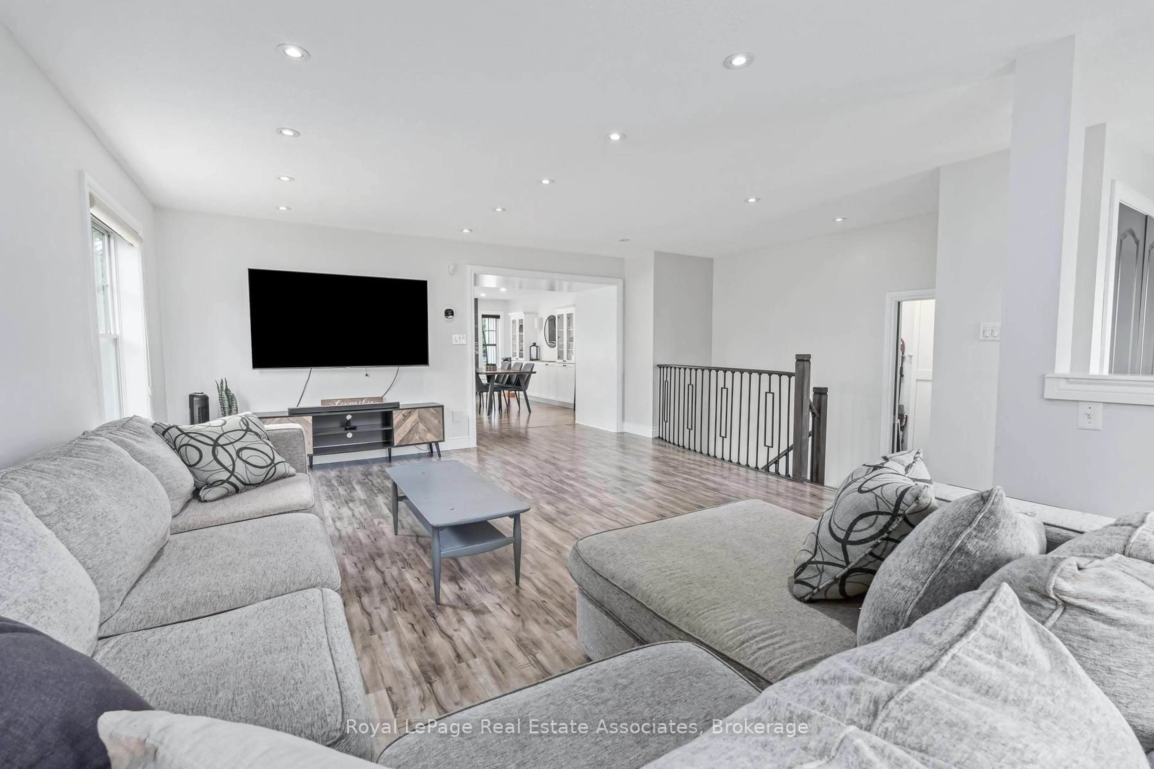 Living room with furniture, unknown for 62 Somerville Rd, Halton Hills Ontario L7J 2Z7