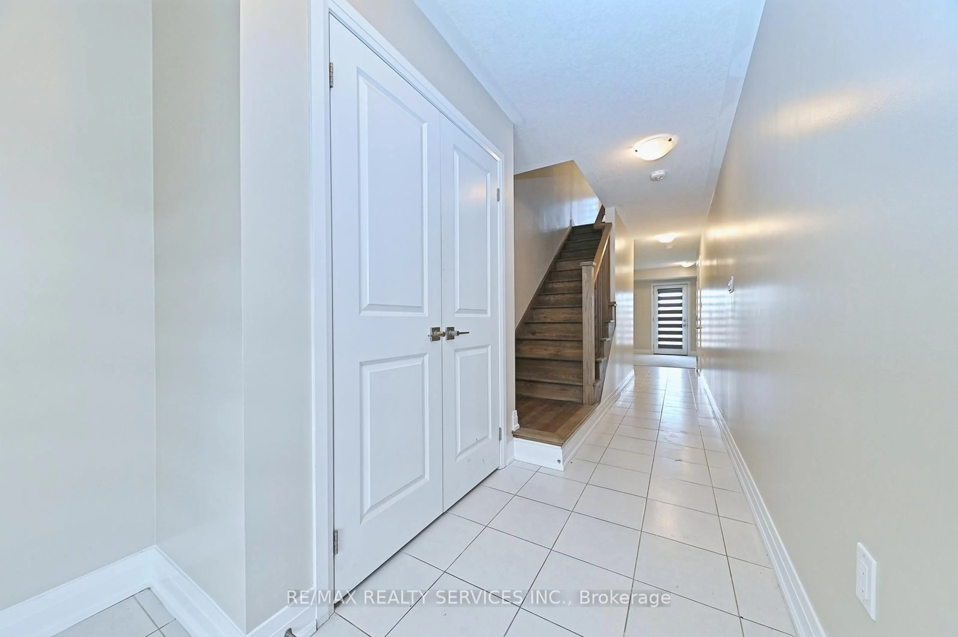 Indoor entryway for 52 Humberstone Dr, Halton Hills Ontario L7G 0P6