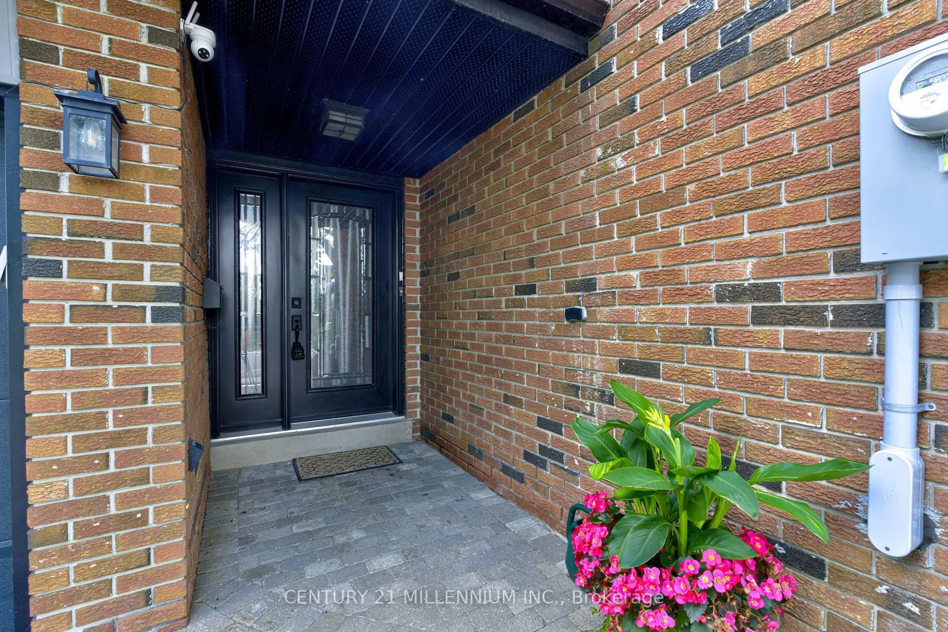Indoor entryway for 63 Linkdale Rd, Brampton Ontario L6V 3B6