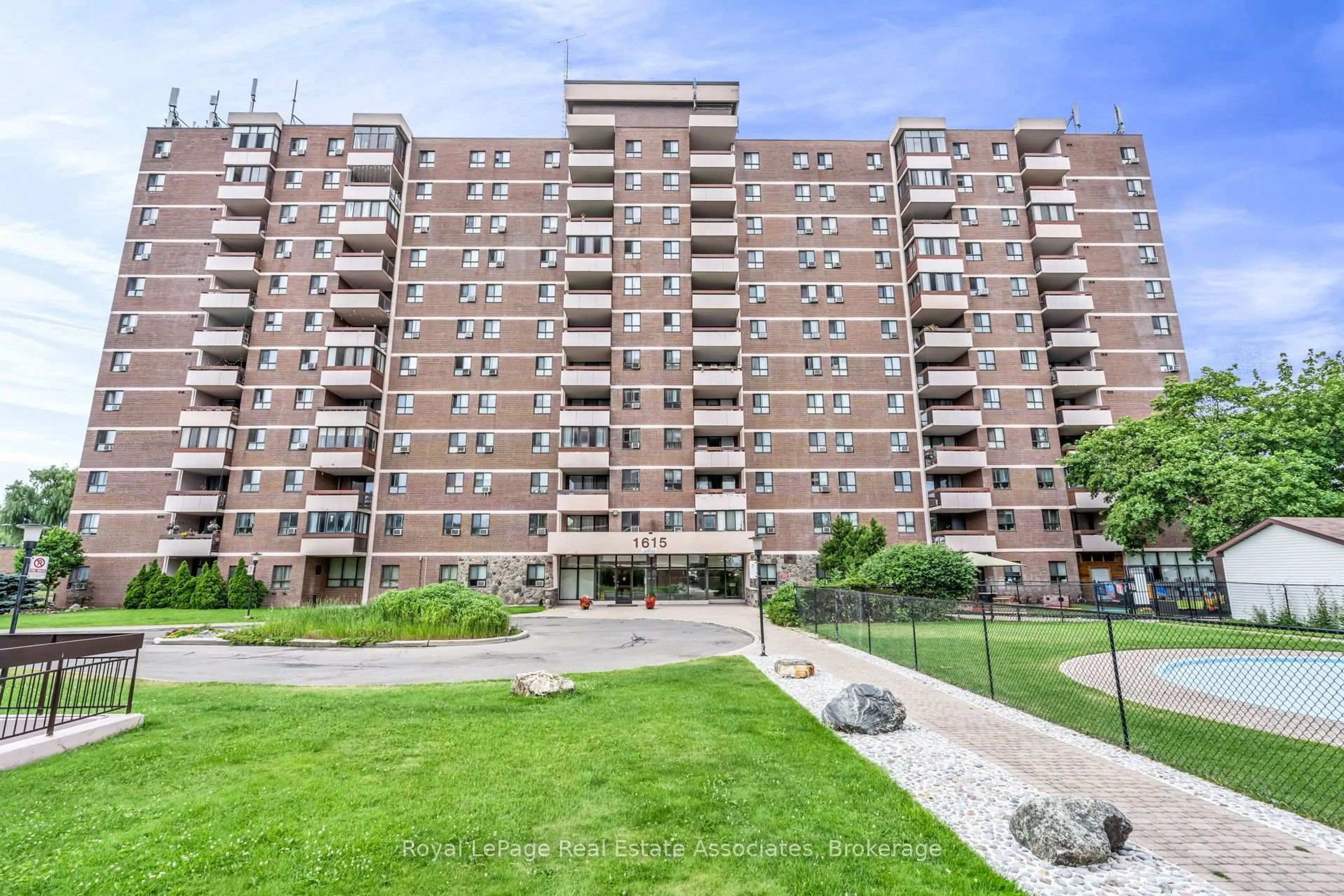 Patio, building for 1615 Bloor St #1108, Mississauga Ontario L4X 1S2