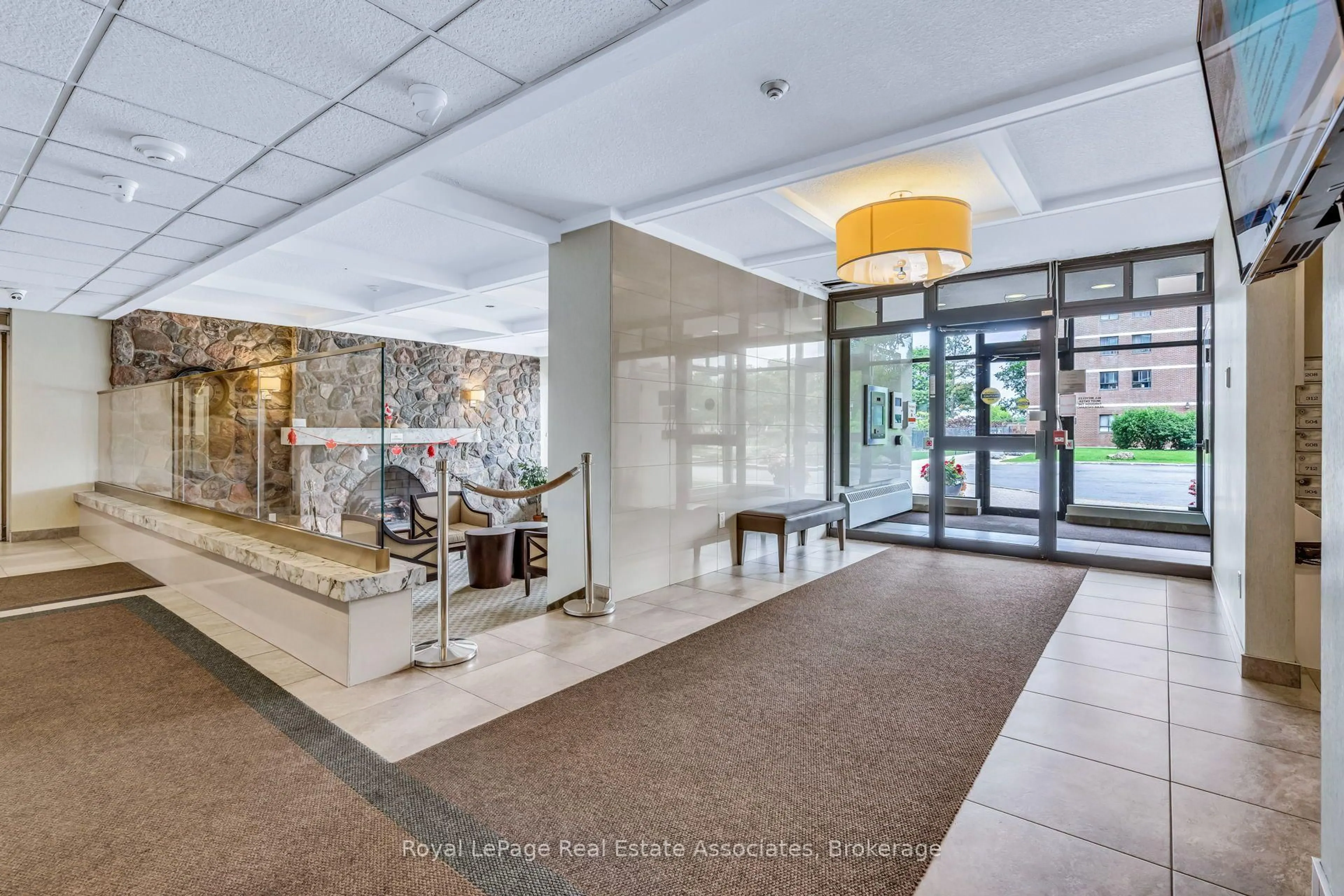Indoor foyer for 1615 Bloor St #1108, Mississauga Ontario L4X 1S2
