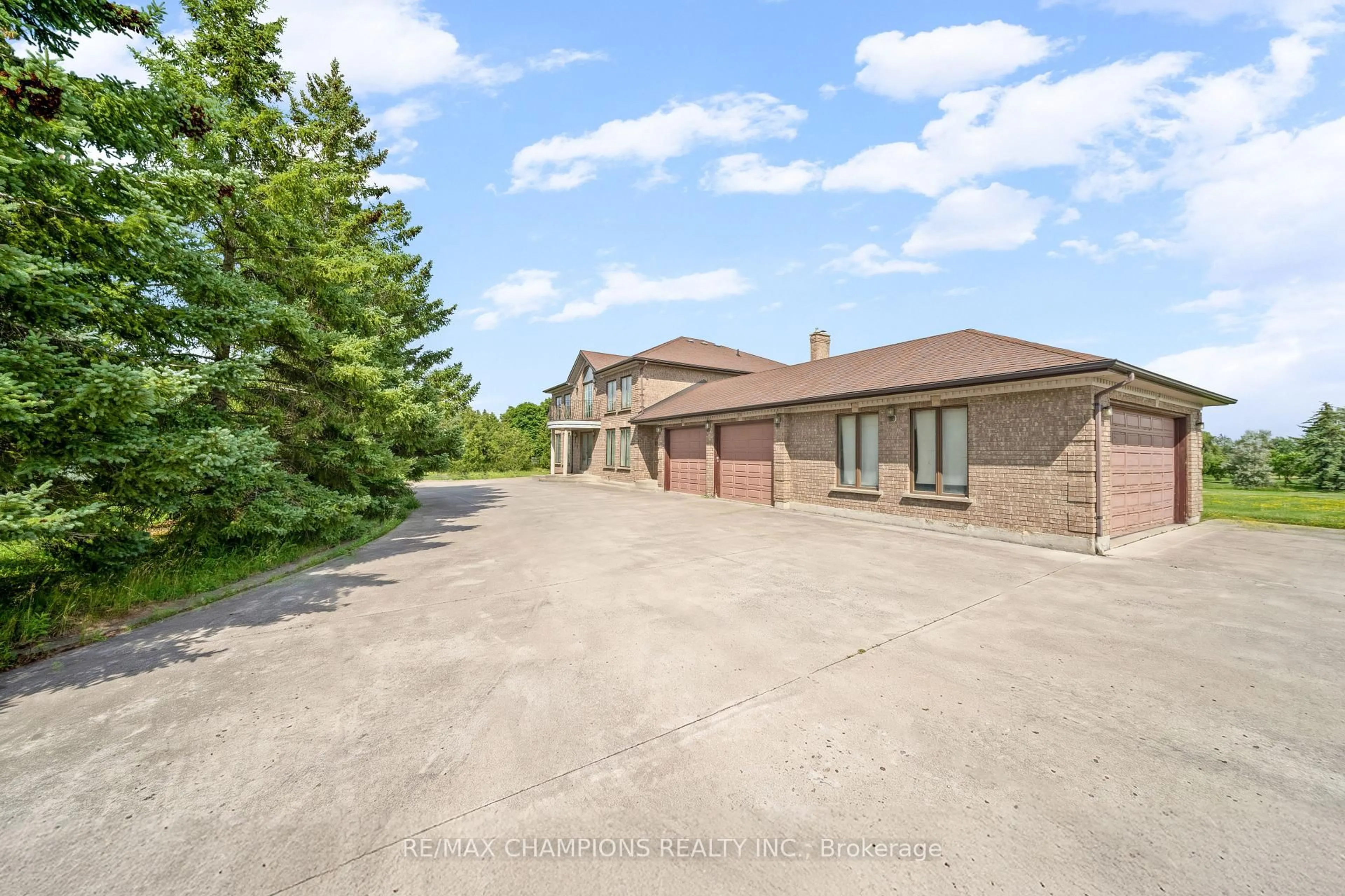 A pic from outside/outdoor area/front of a property/back of a property/a pic from drone, unknown for 4047 Countryside Dr, Brampton Ontario L6P 0T4