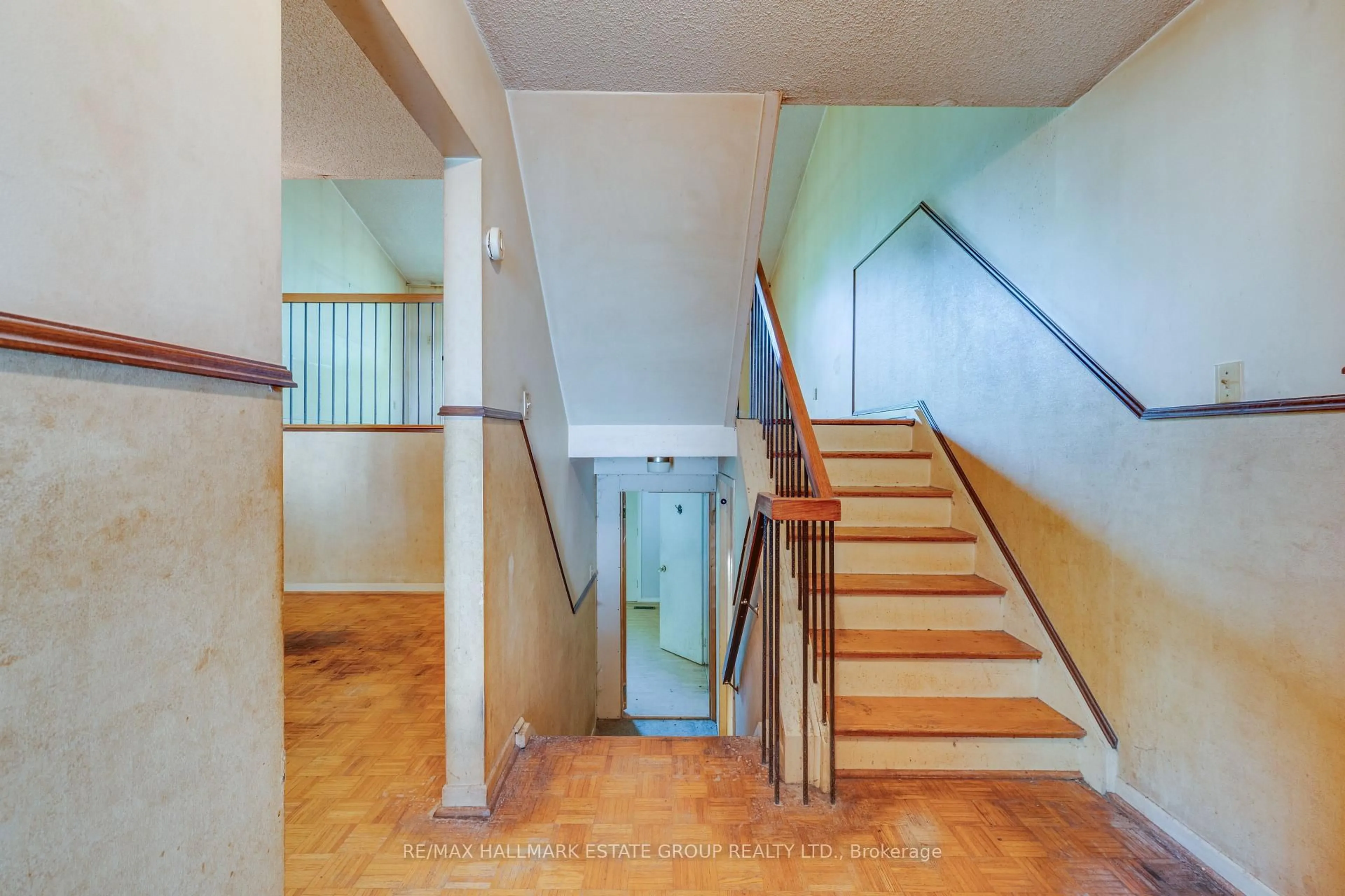 Indoor foyer for 11 Pumfrey Cres, Toronto Ontario M9V 4L5