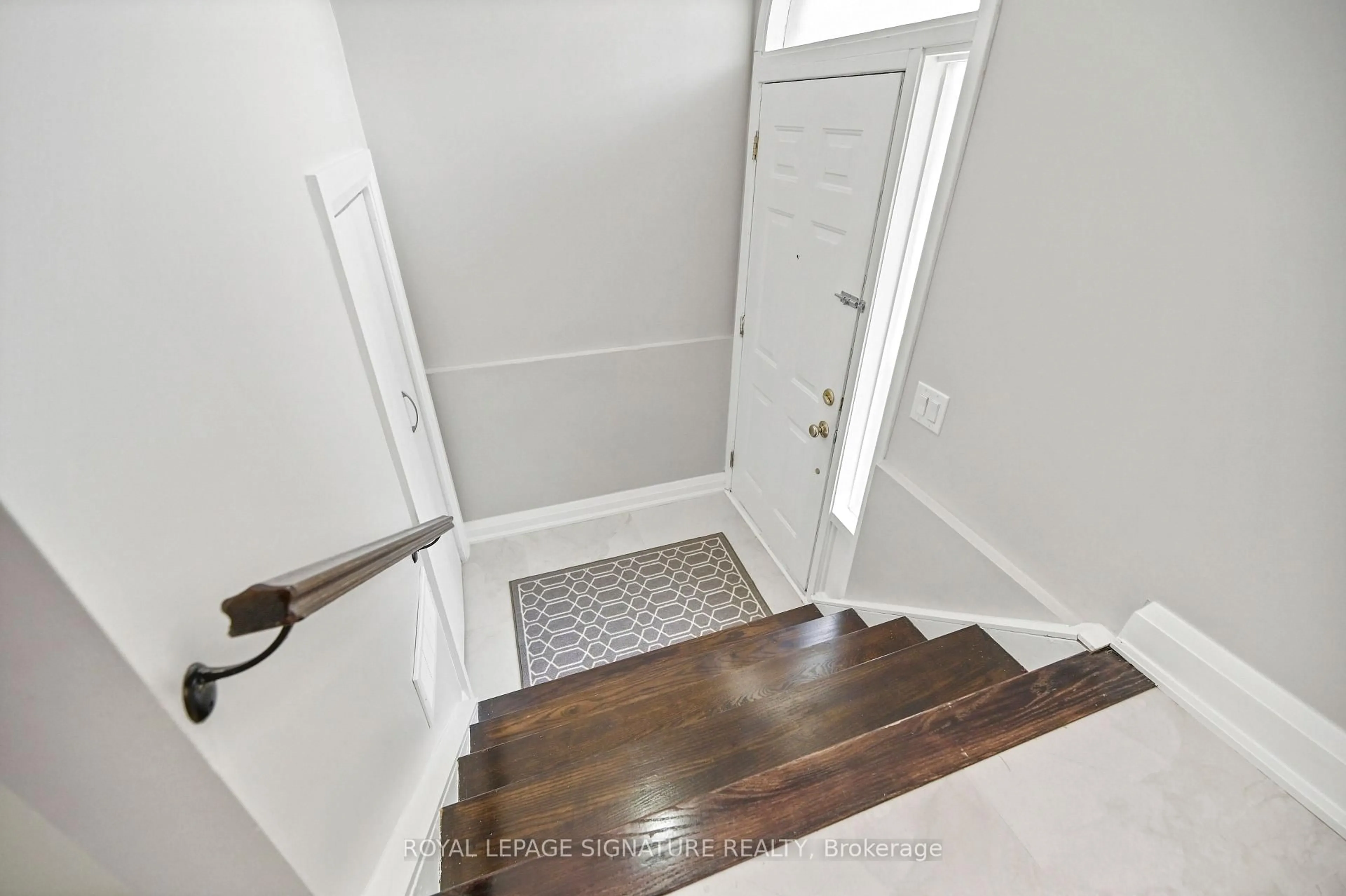 Indoor entryway for 23 Abell Dr, Brampton Ontario L5V 2W1