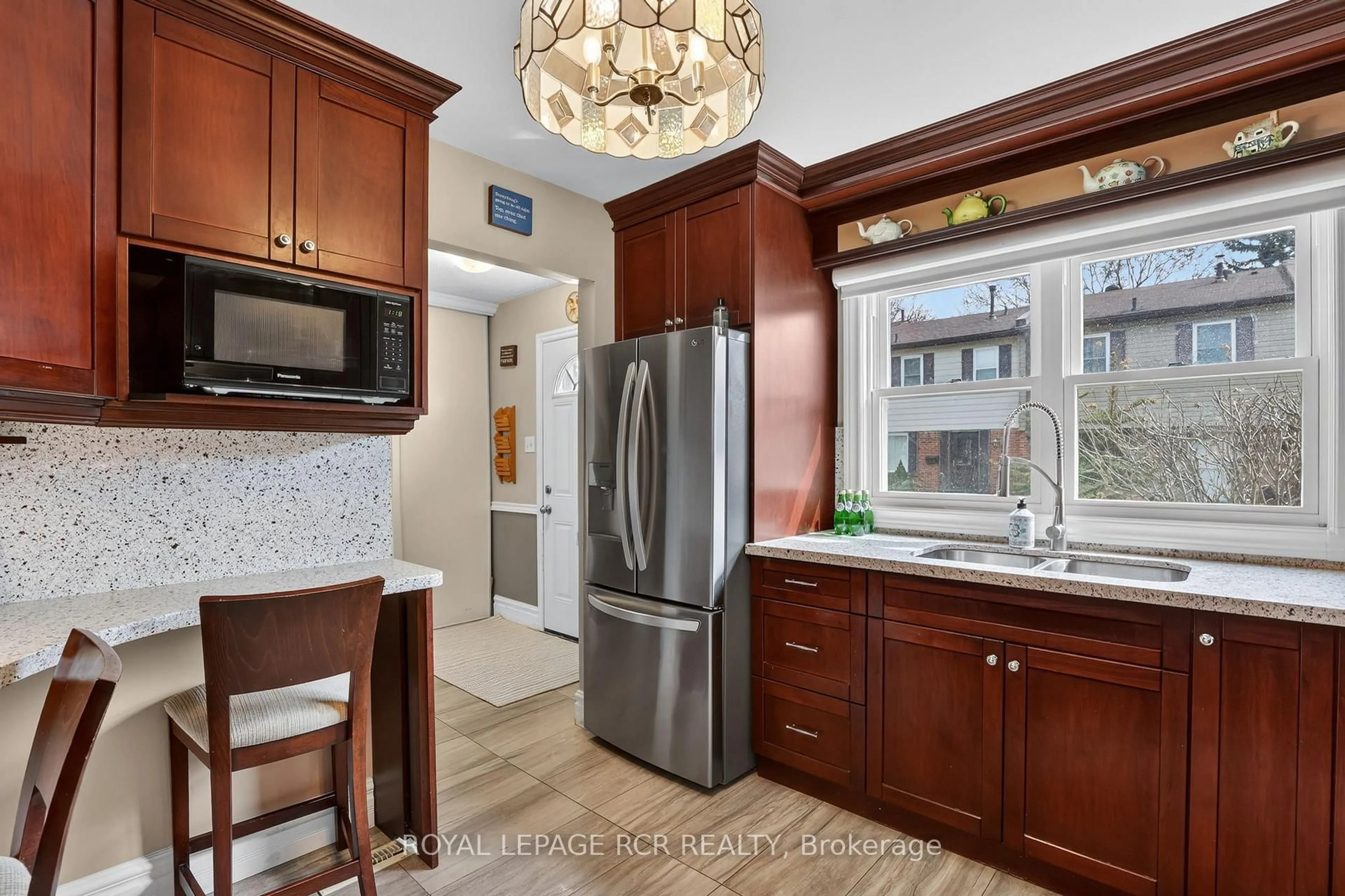 Open concept kitchen, ceramic/tile floor for 2825 Gananoque Dr #12, Mississauga Ontario L5N 1V6