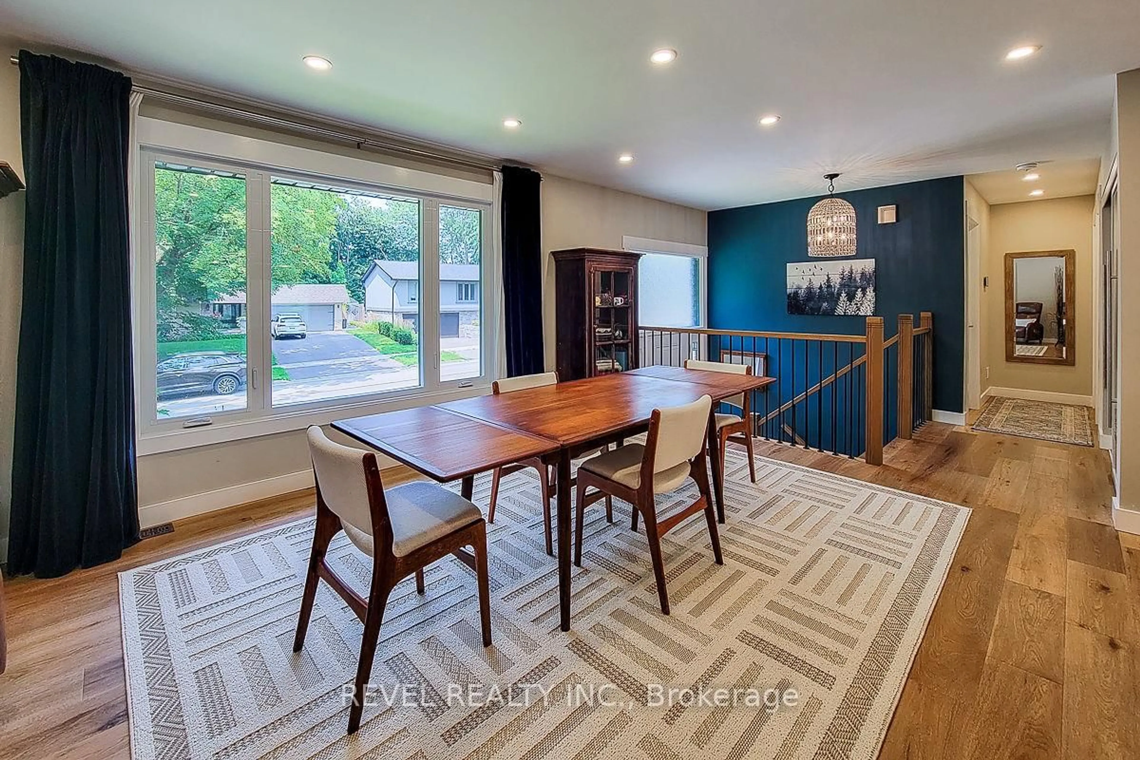 Dining room, wood/laminate floor for 2128 Dunedin Rd, Oakville Ontario L6J 5V3