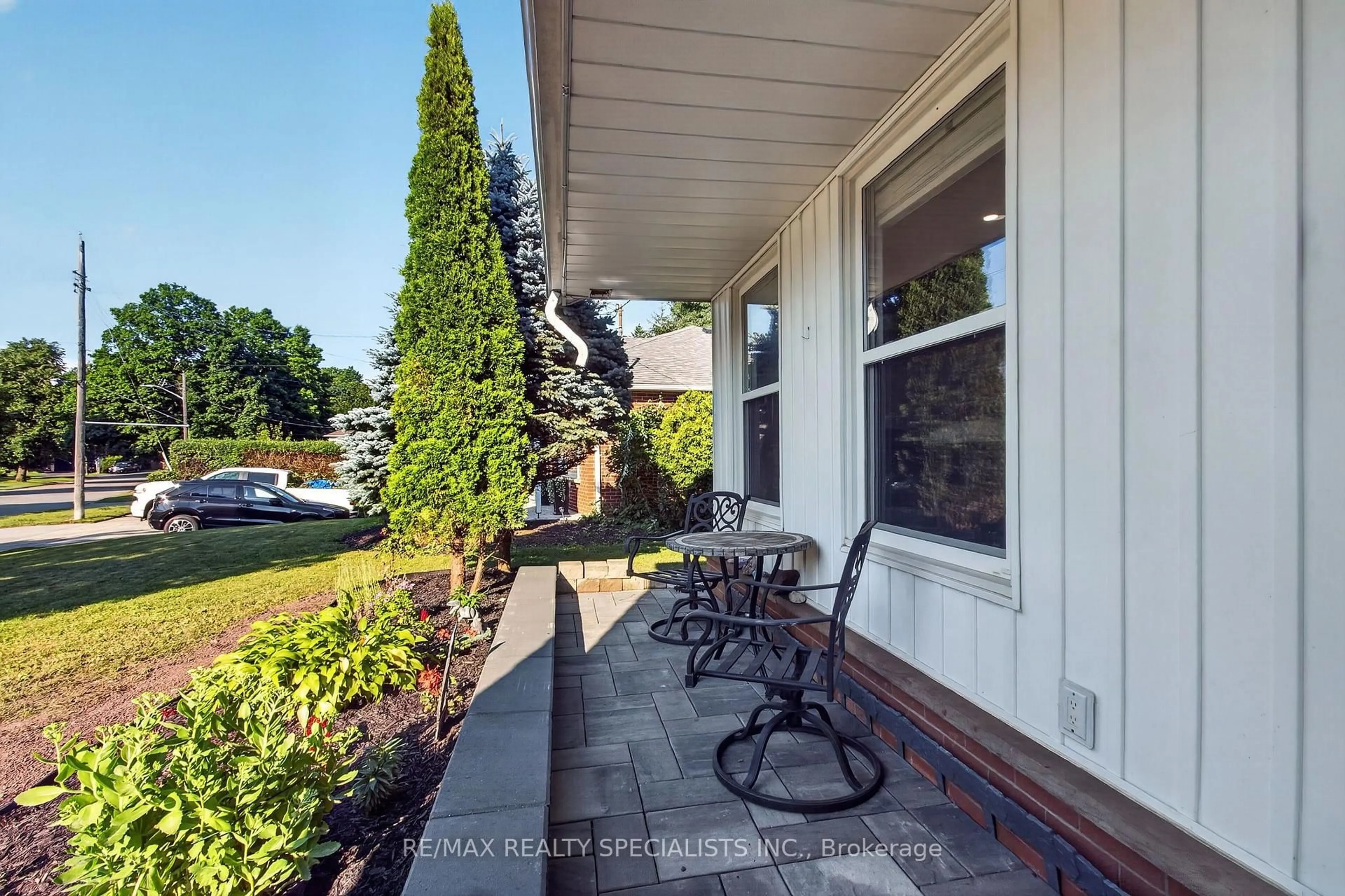 Patio, street for 24 Regan Cres, Halton Hills Ontario L7G 1B1