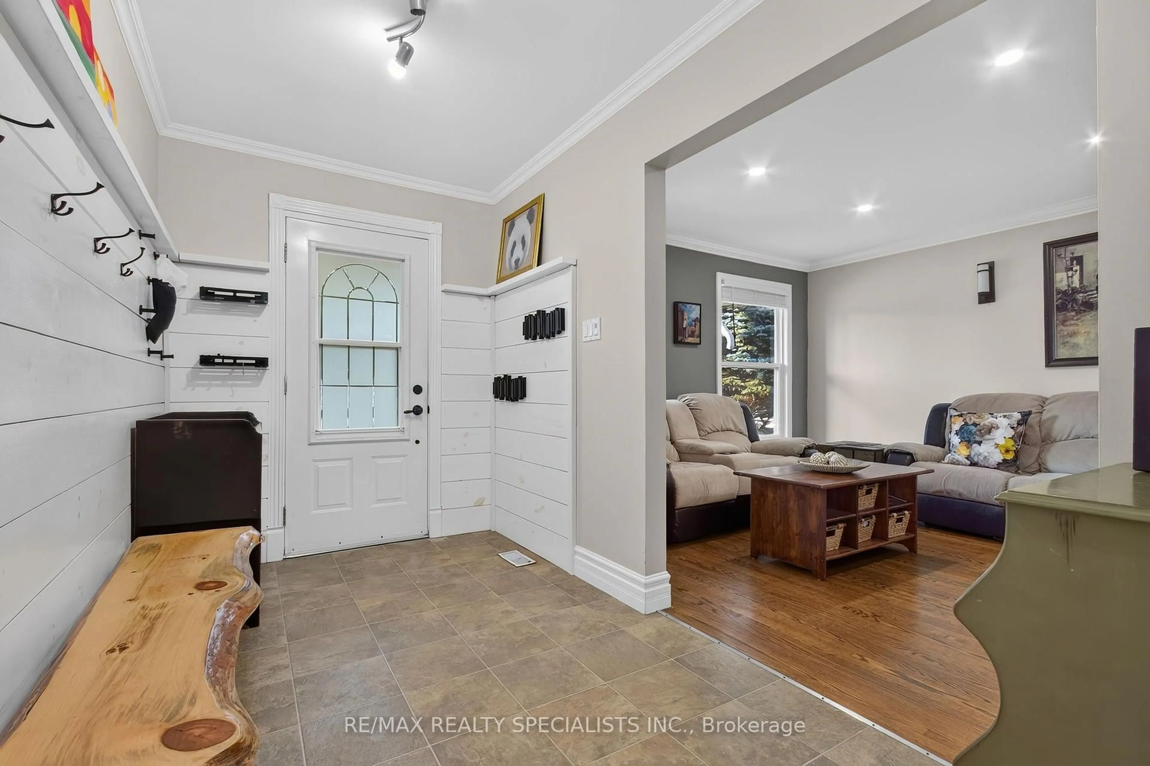 Indoor entryway for 24 Regan Cres, Halton Hills Ontario L7G 1B1