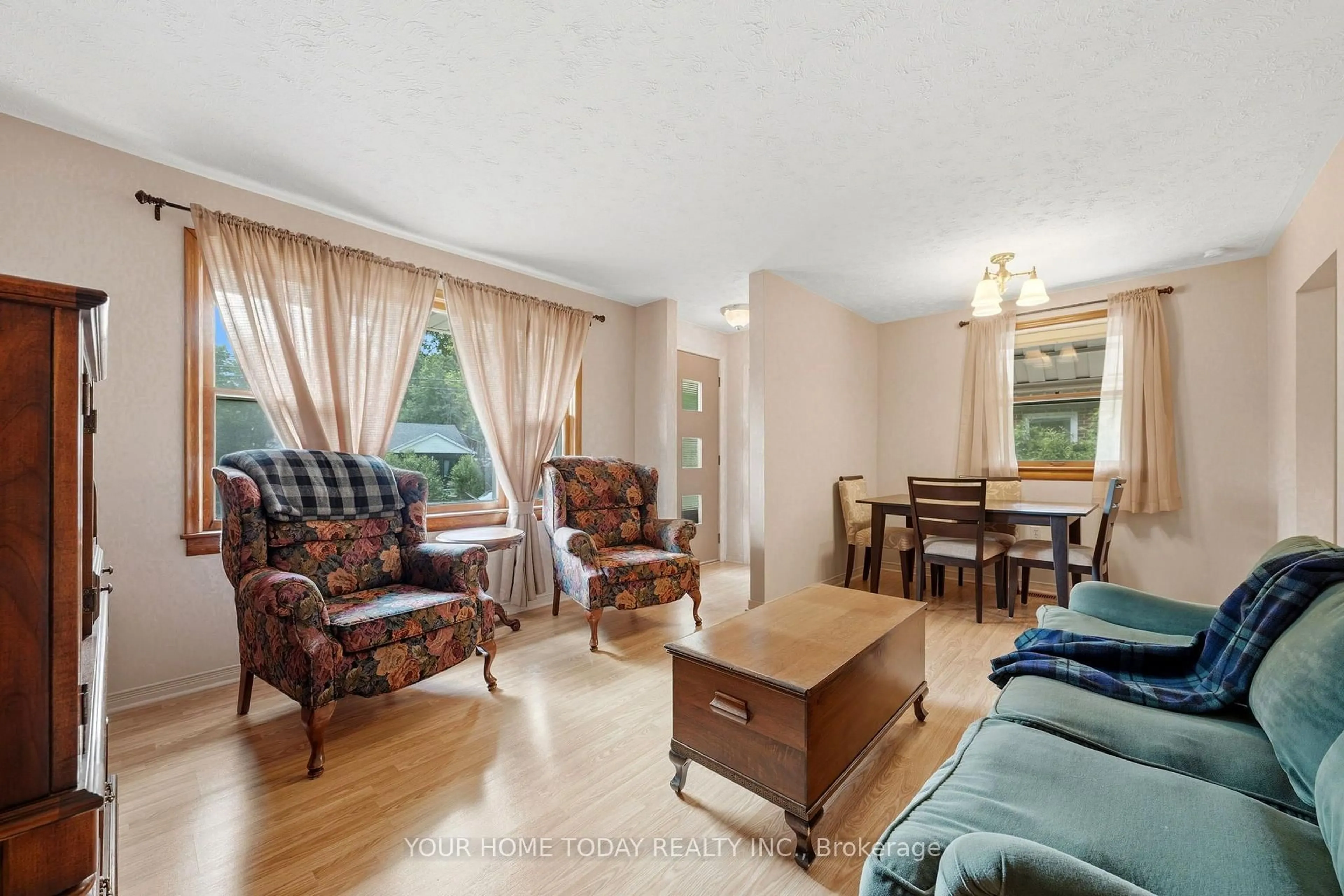 Living room with furniture, wood/laminate floor for 32 Dayfoot Dr, Halton Hills Ontario L7G 2L1