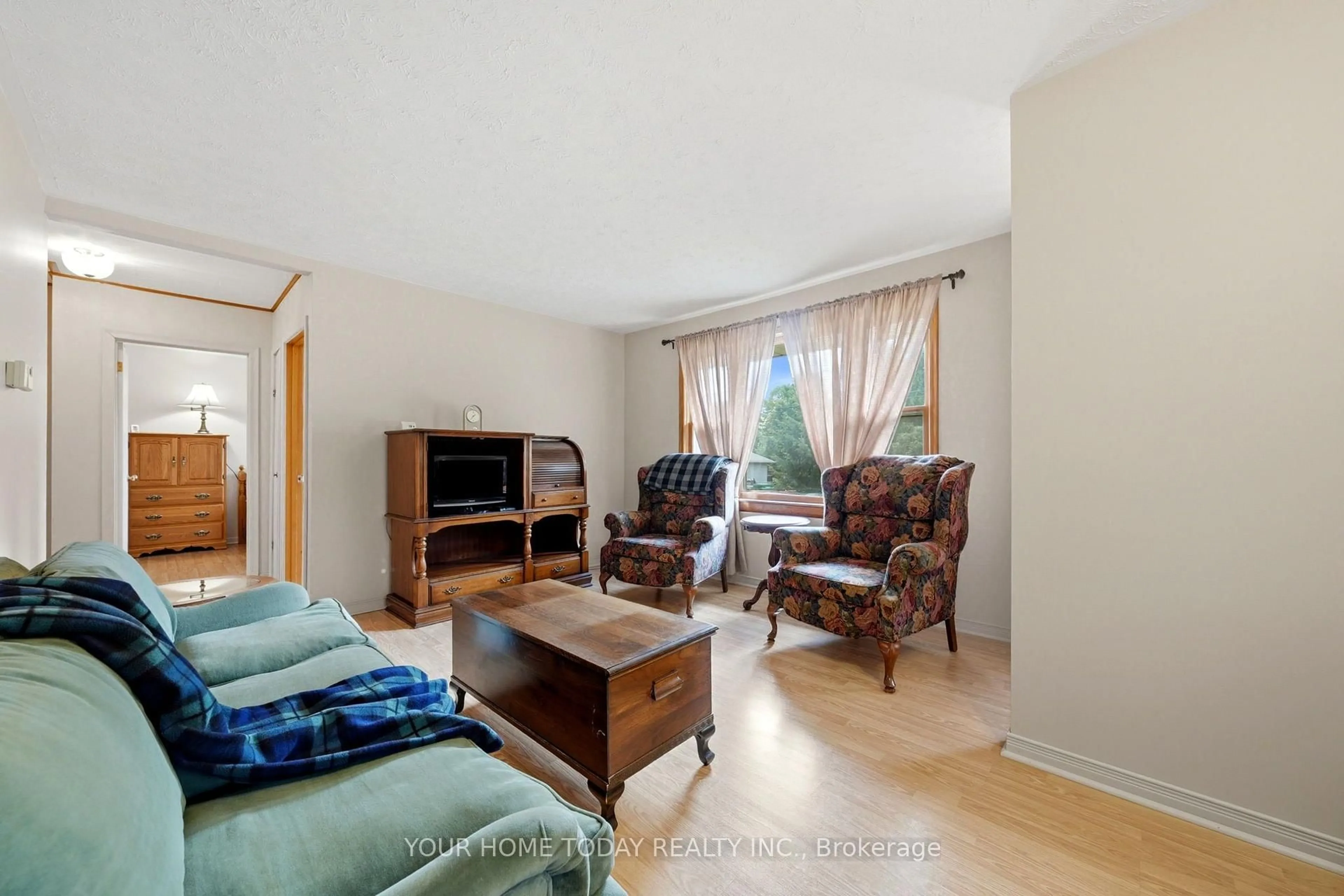 Living room with furniture, unknown for 32 Dayfoot Dr, Halton Hills Ontario L7G 2L1