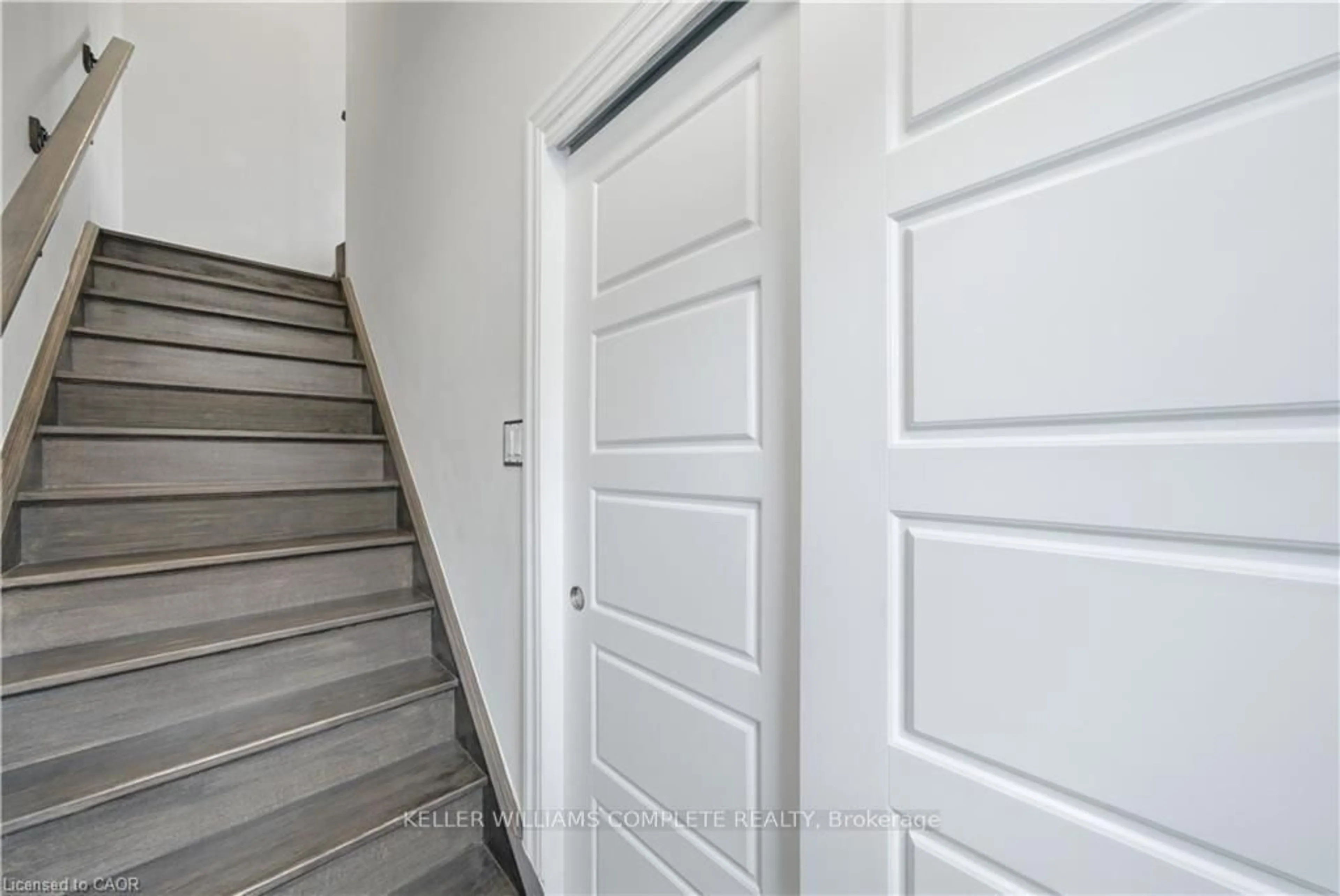 Indoor entryway for 70 PLAINS Rd #10, Burlington Ontario L7T 0B6