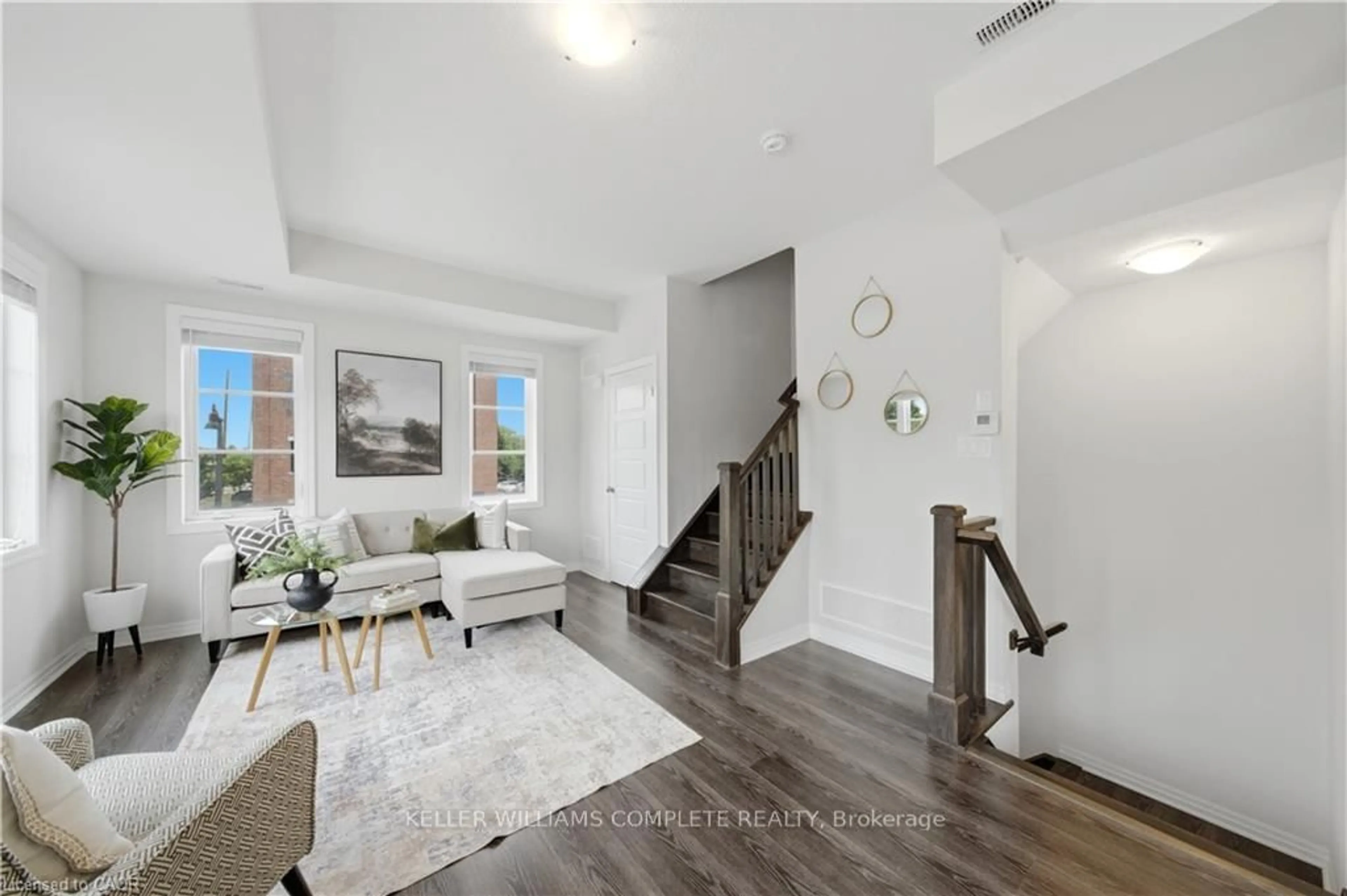 Indoor entryway for 70 PLAINS Rd #10, Burlington Ontario L7T 0B6