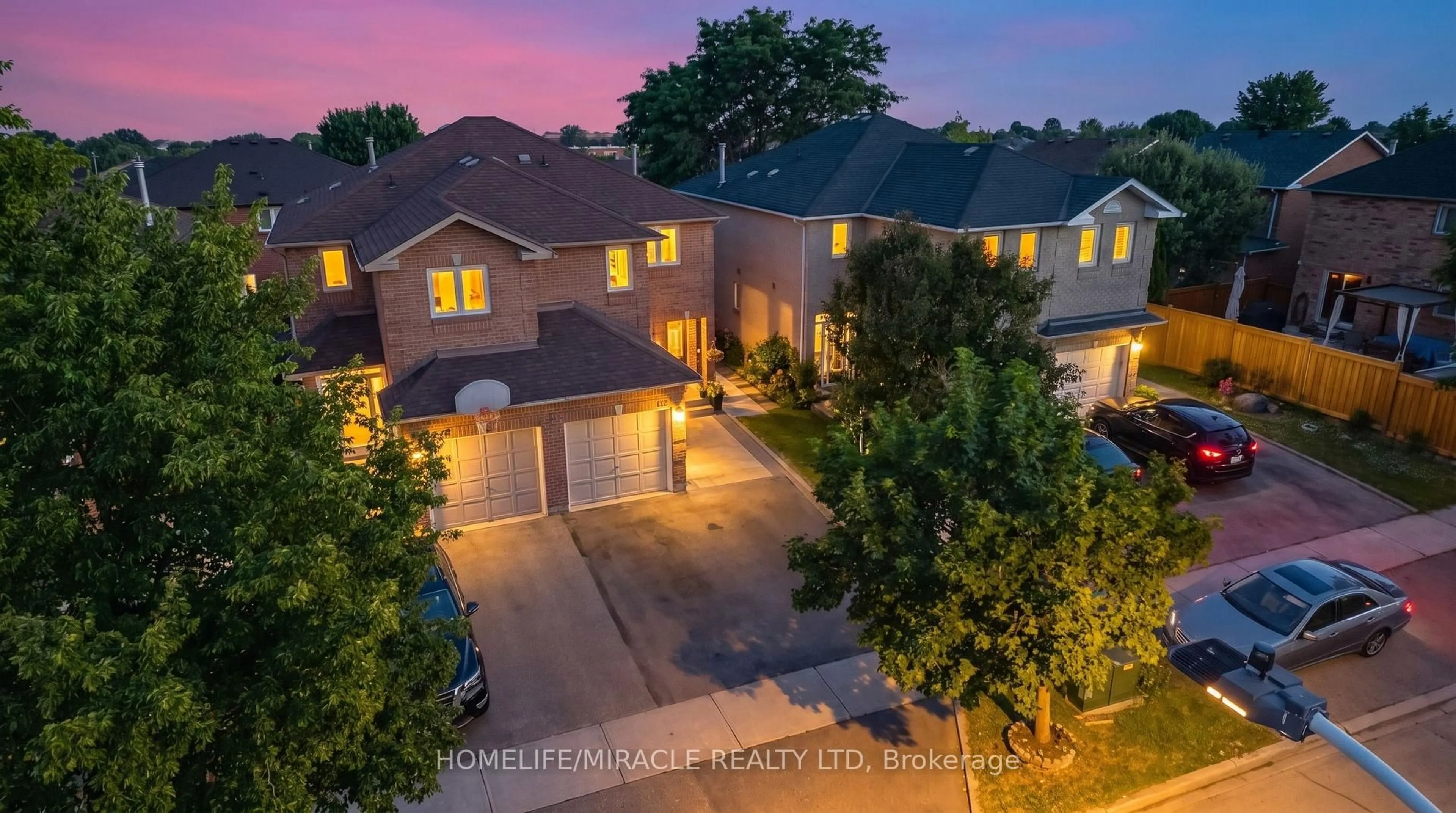 A pic from outside/outdoor area/front of a property/back of a property/a pic from drone, street for 5591 Whistler Cres, Mississauga Ontario L4Z 3R5
