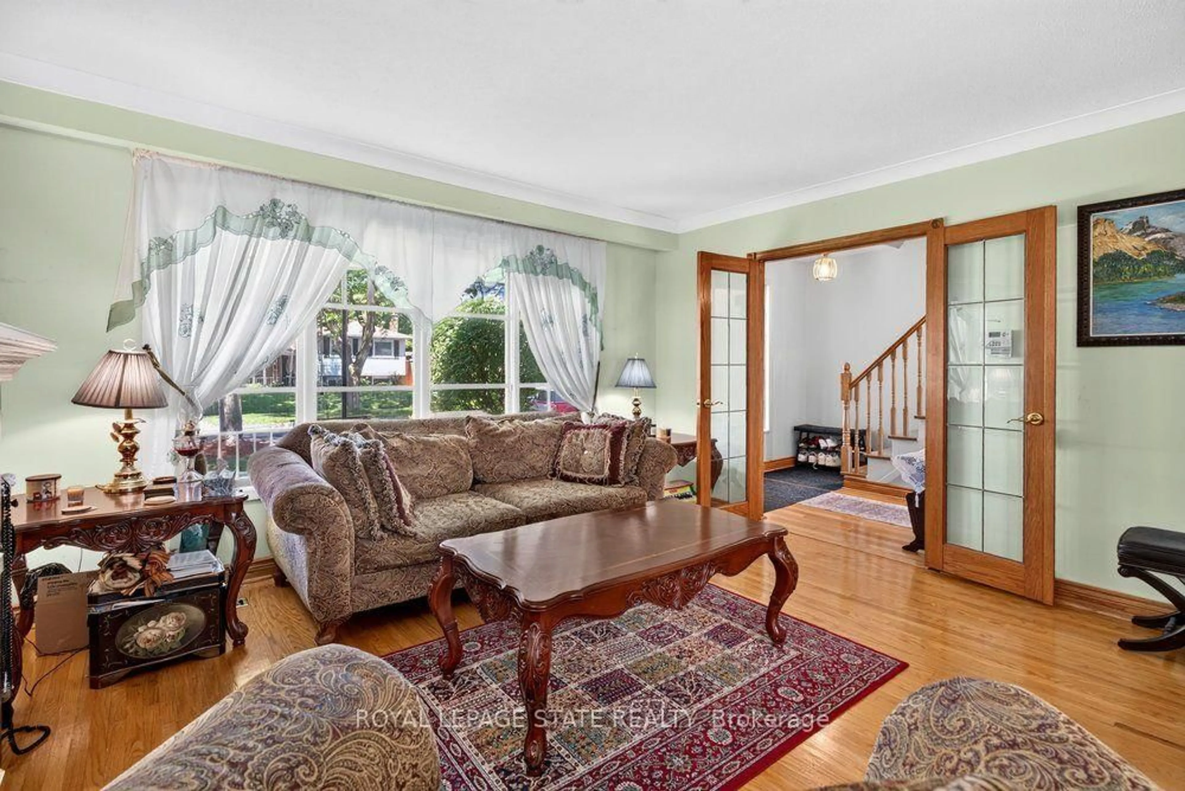 Living room with furniture, unknown for 2440 Cyprus Ave, Burlington Ontario L7P 1G6