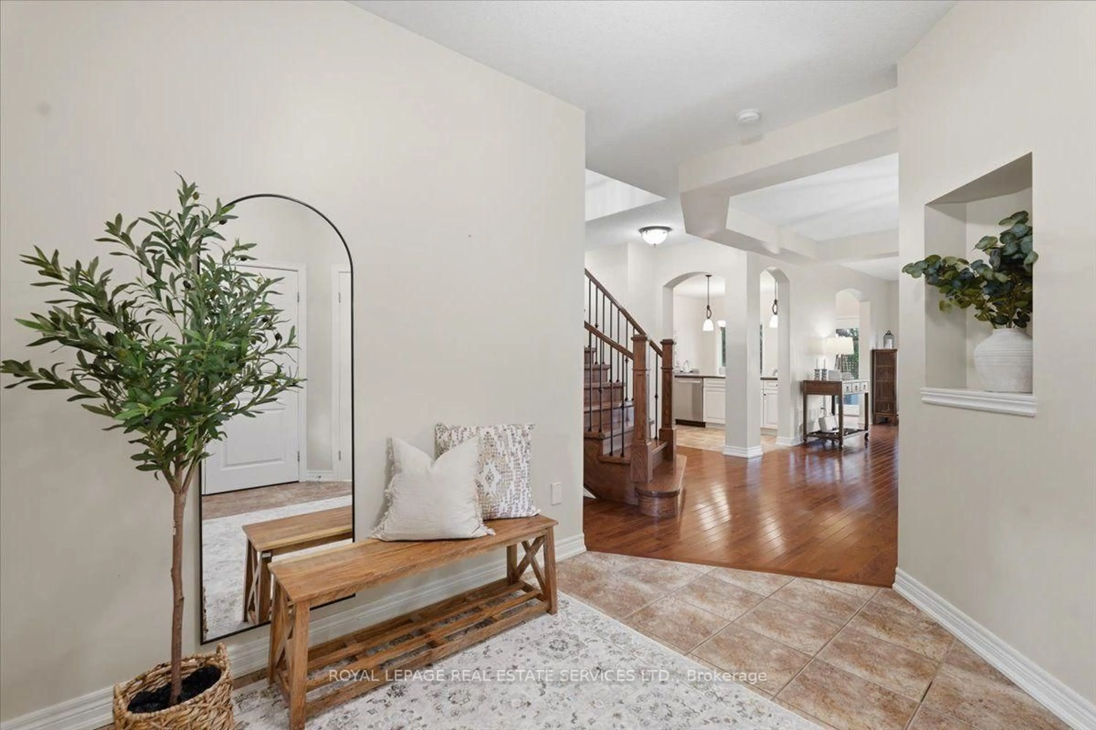 Indoor entryway for 3343 Stocksbridge Ave, Oakville Ontario L6M 0B5