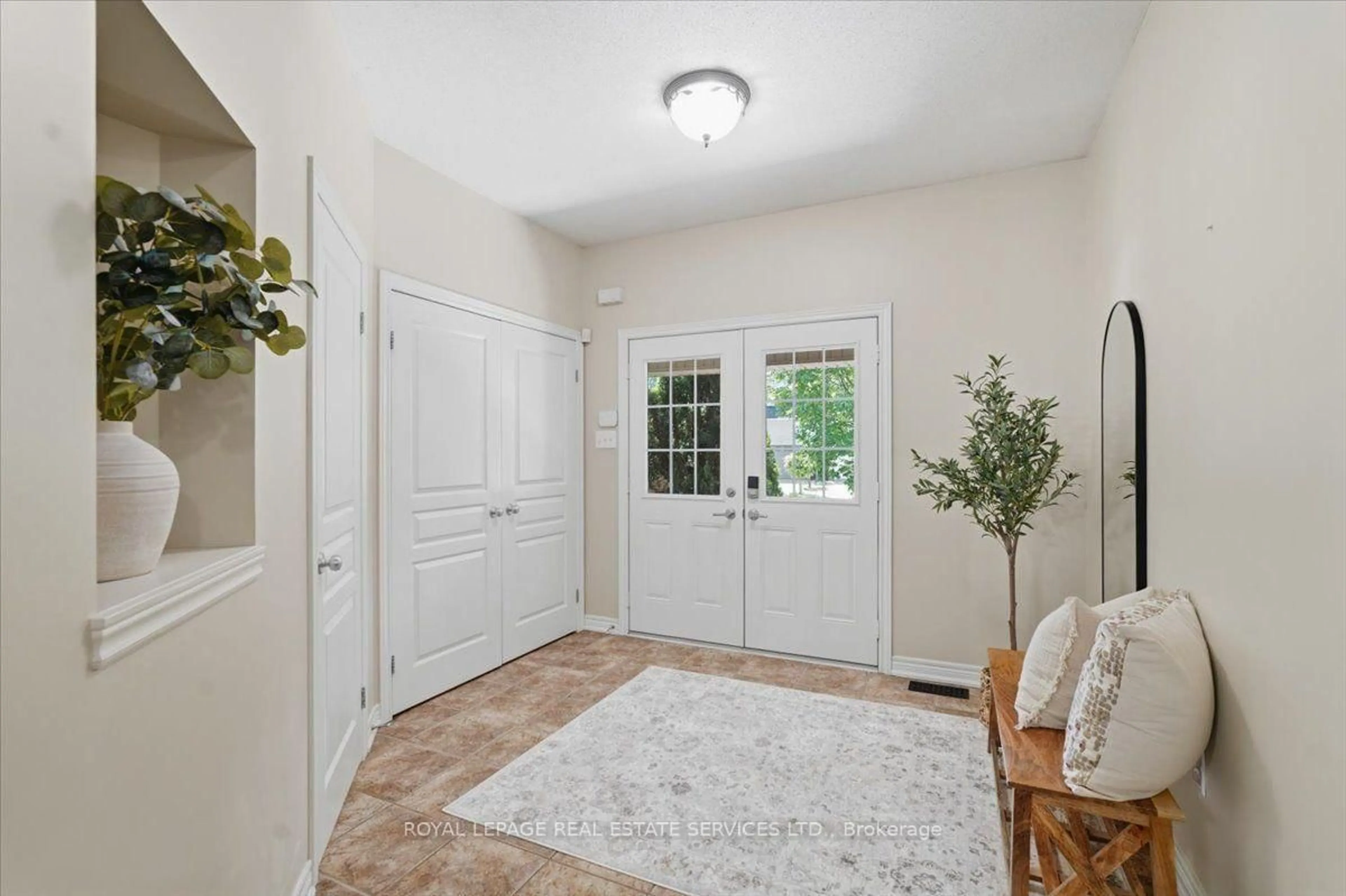 Indoor entryway for 3343 Stocksbridge Ave, Oakville Ontario L6M 0B5