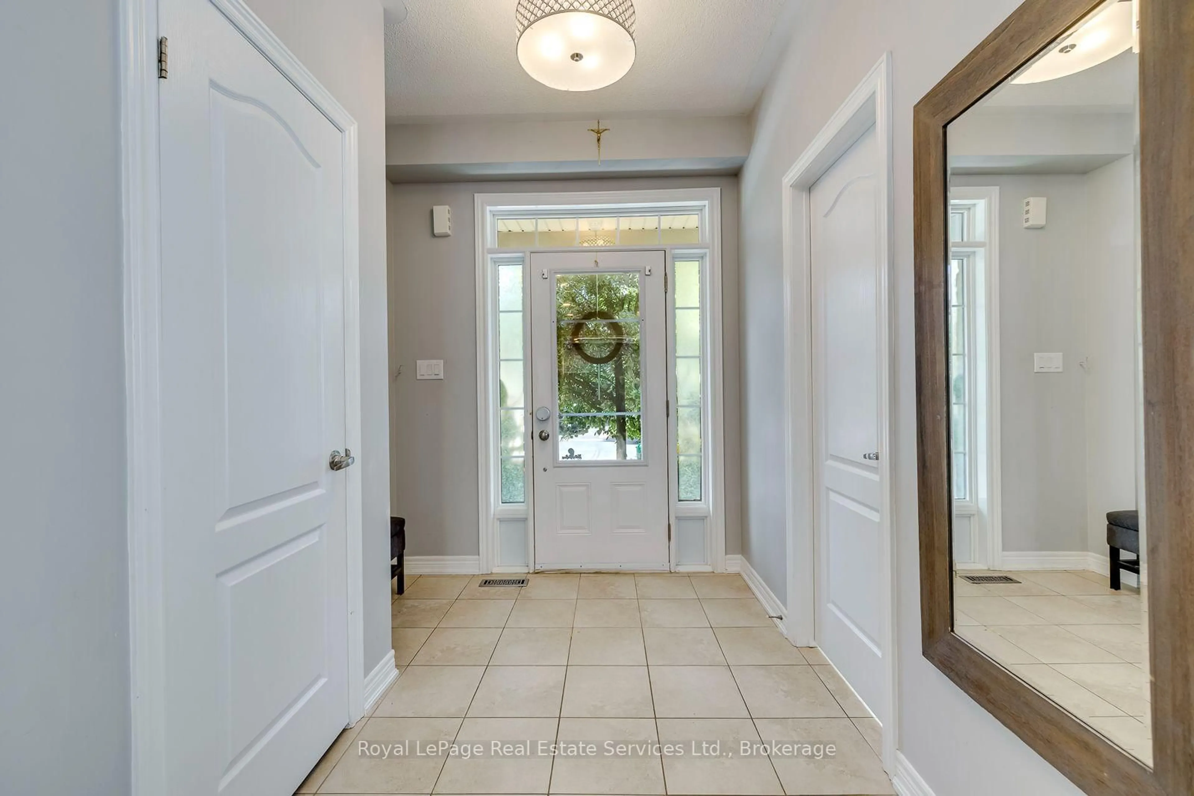 Indoor entryway for 23 Diamond Leaf Lane, Halton Hills Ontario L7G 0G7