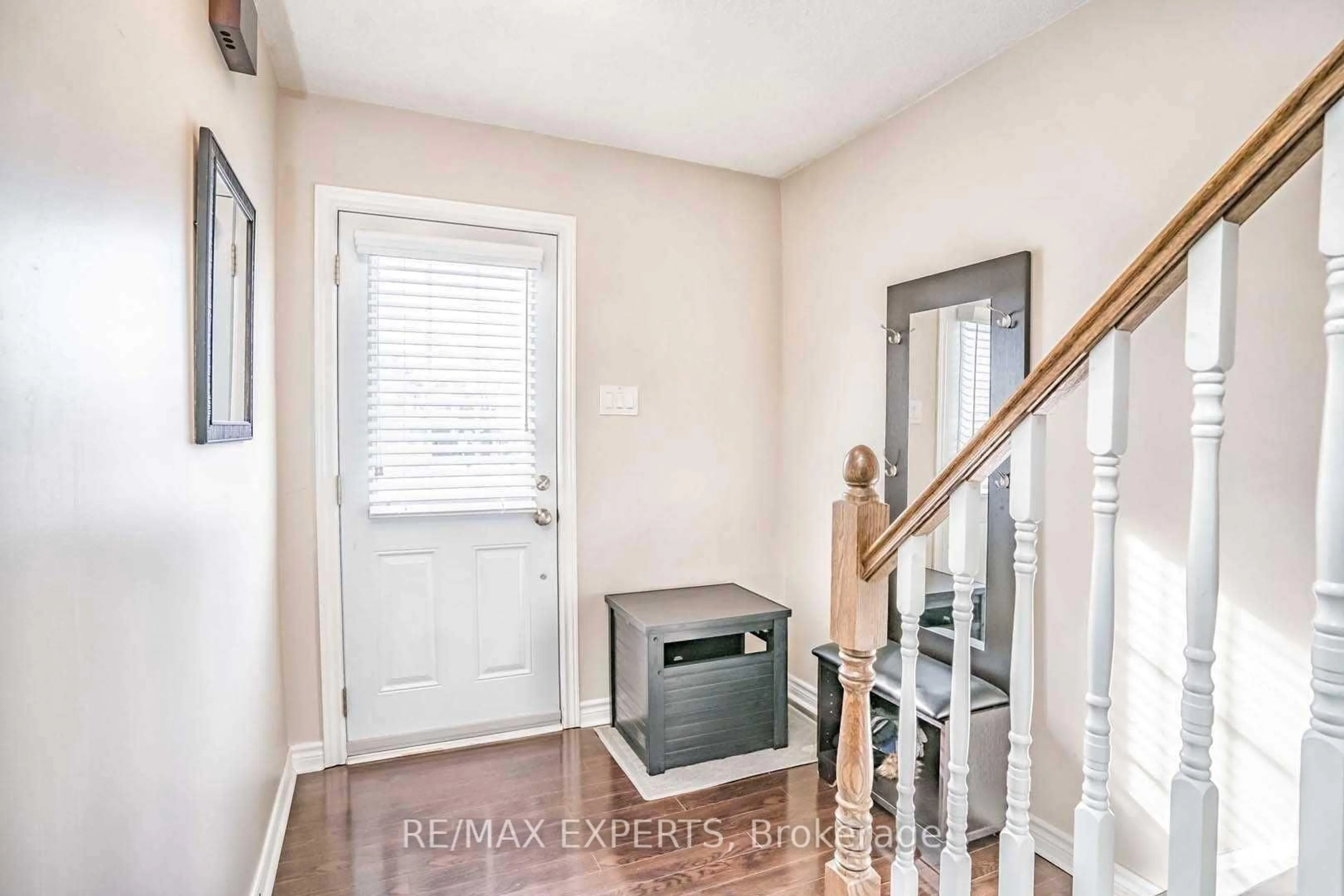 Indoor entryway for 101 Morley Cres, Brampton Ontario L6S 3K8