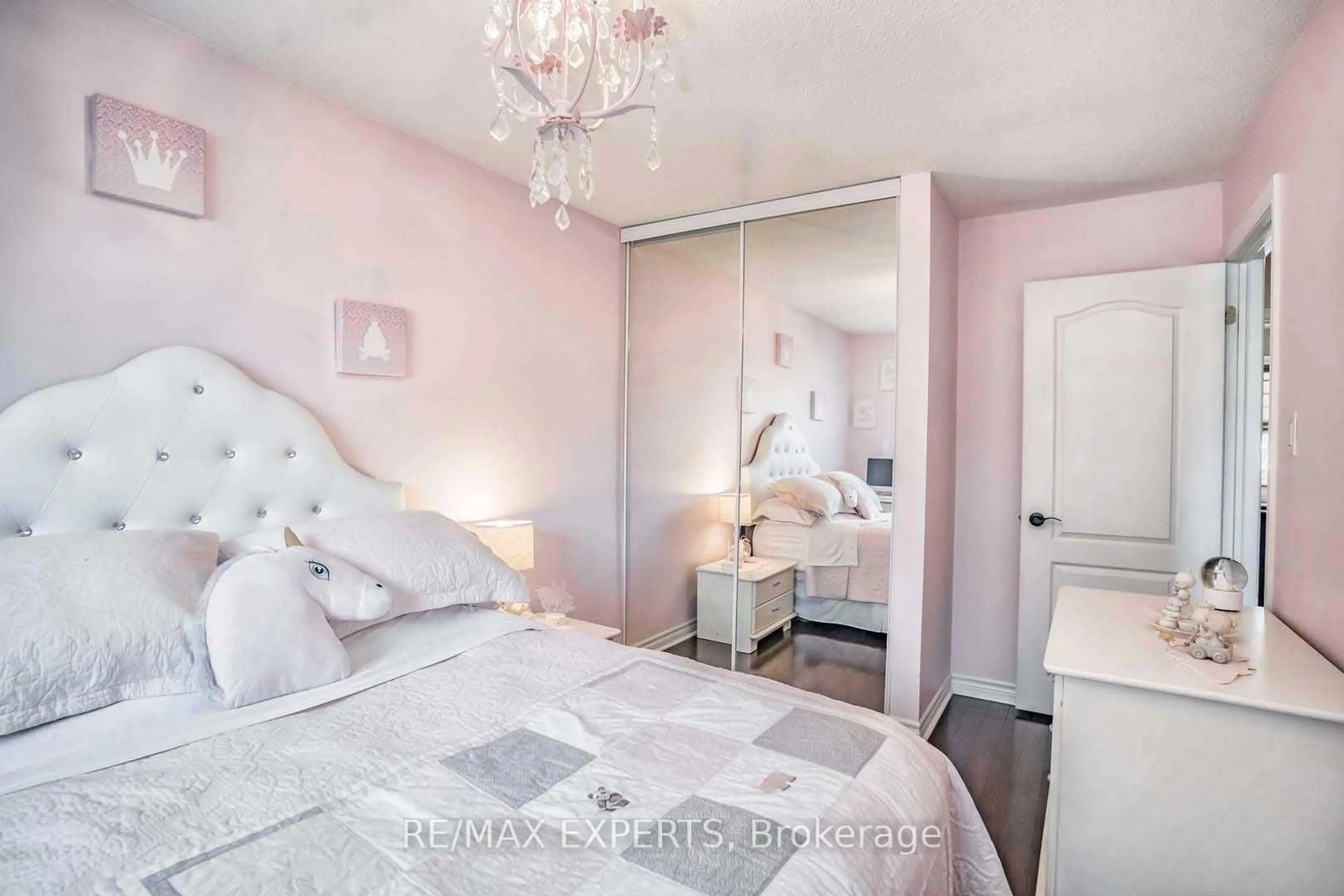 Bedroom with bed, unknown for 101 Morley Cres, Brampton Ontario L6S 3K8