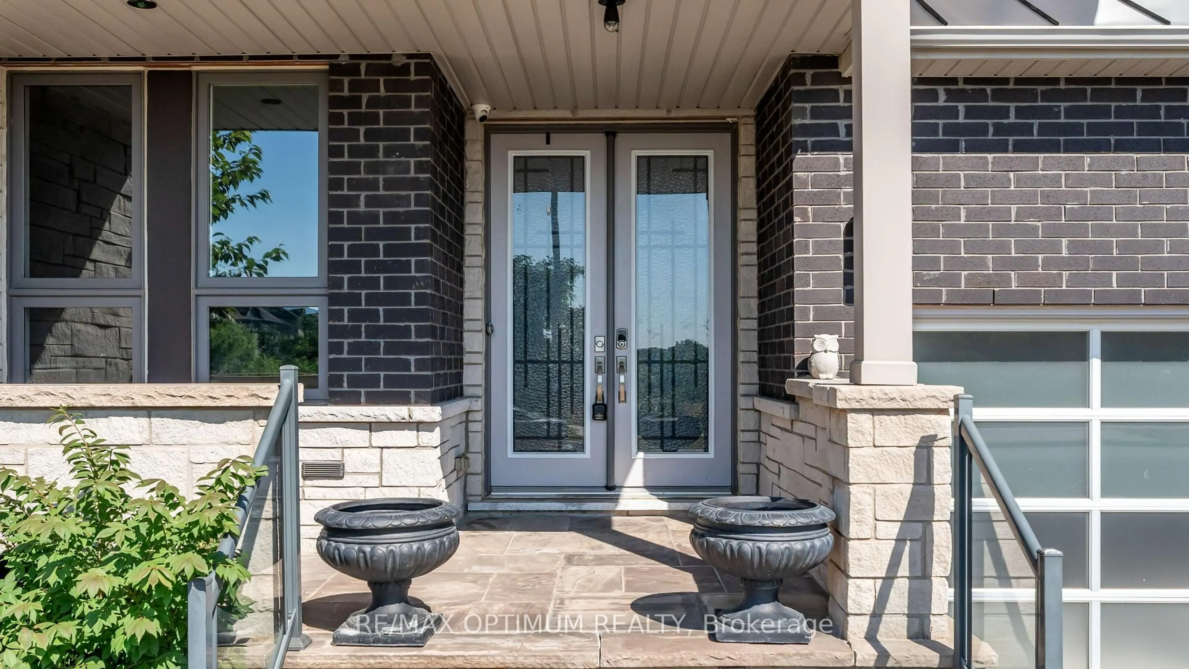 Indoor entryway for 16 Settlers Field Rd, Brampton Ontario L6X 5P2