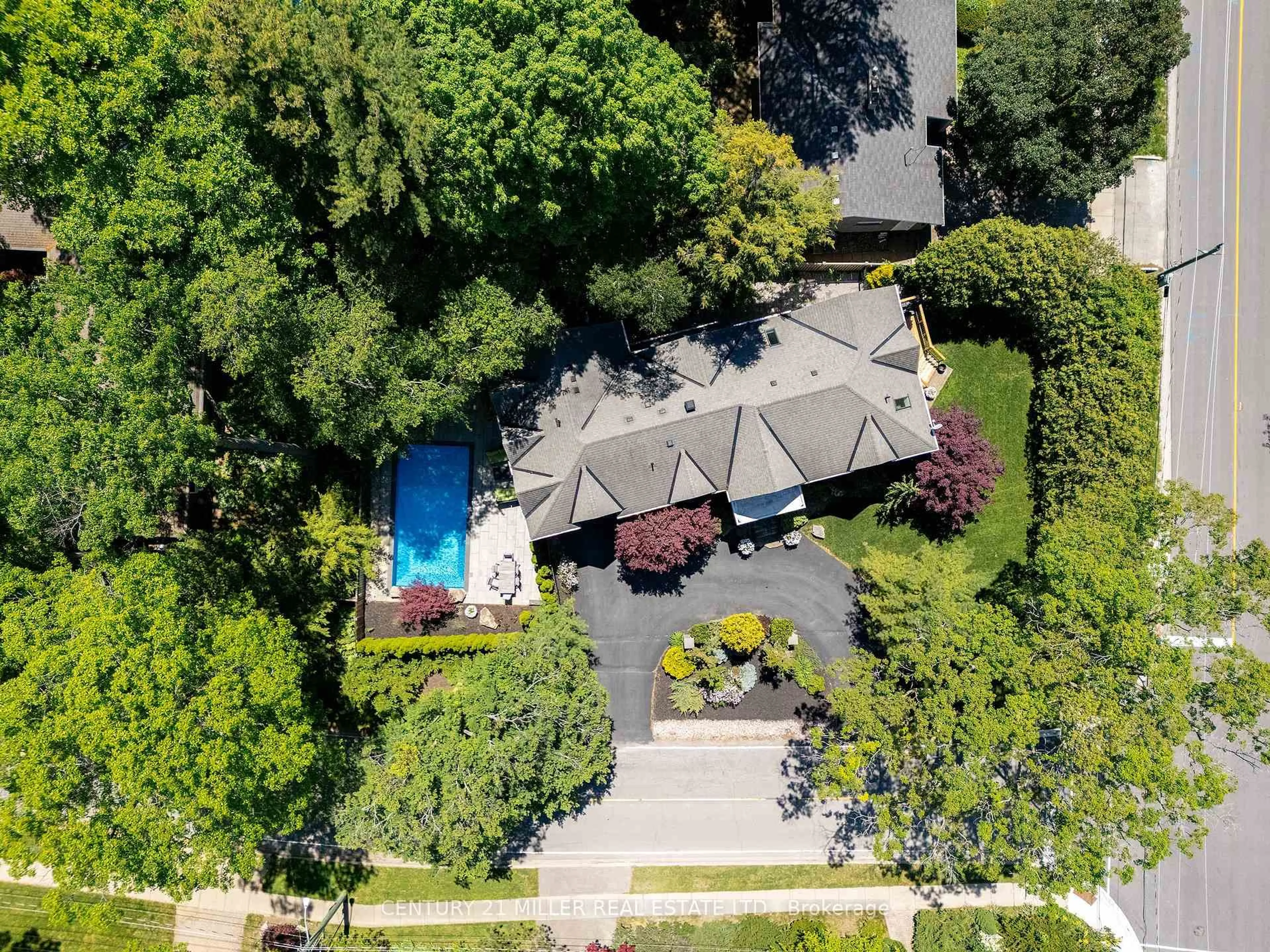 A pic from outside/outdoor area/front of a property/back of a property/a pic from drone, street for 376 Wedgewood Dr, Oakville Ontario L6J 4S1