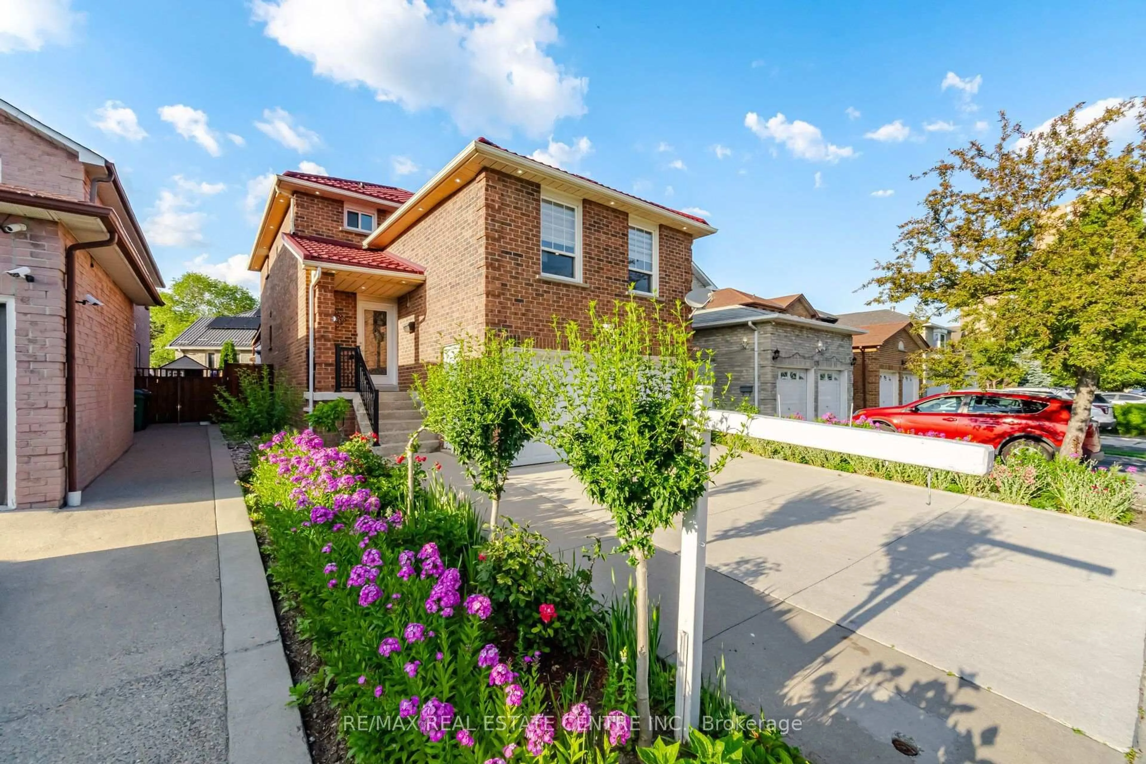 Home with brick exterior material, street for 177 Surbray Grve, Mississauga Ontario L5B 2E2